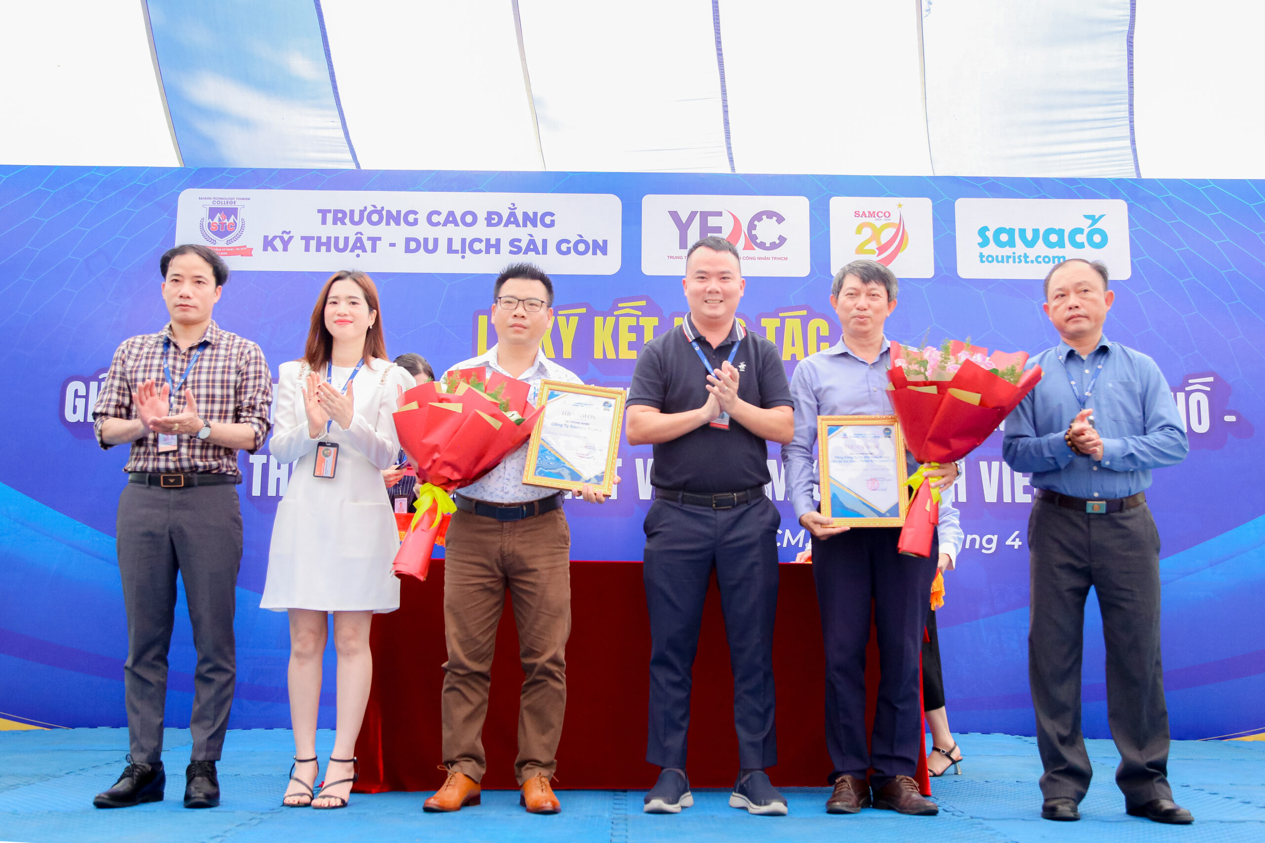 Chụp ảnh lưu niệm cùng đại diện công ty Samco và Savaco