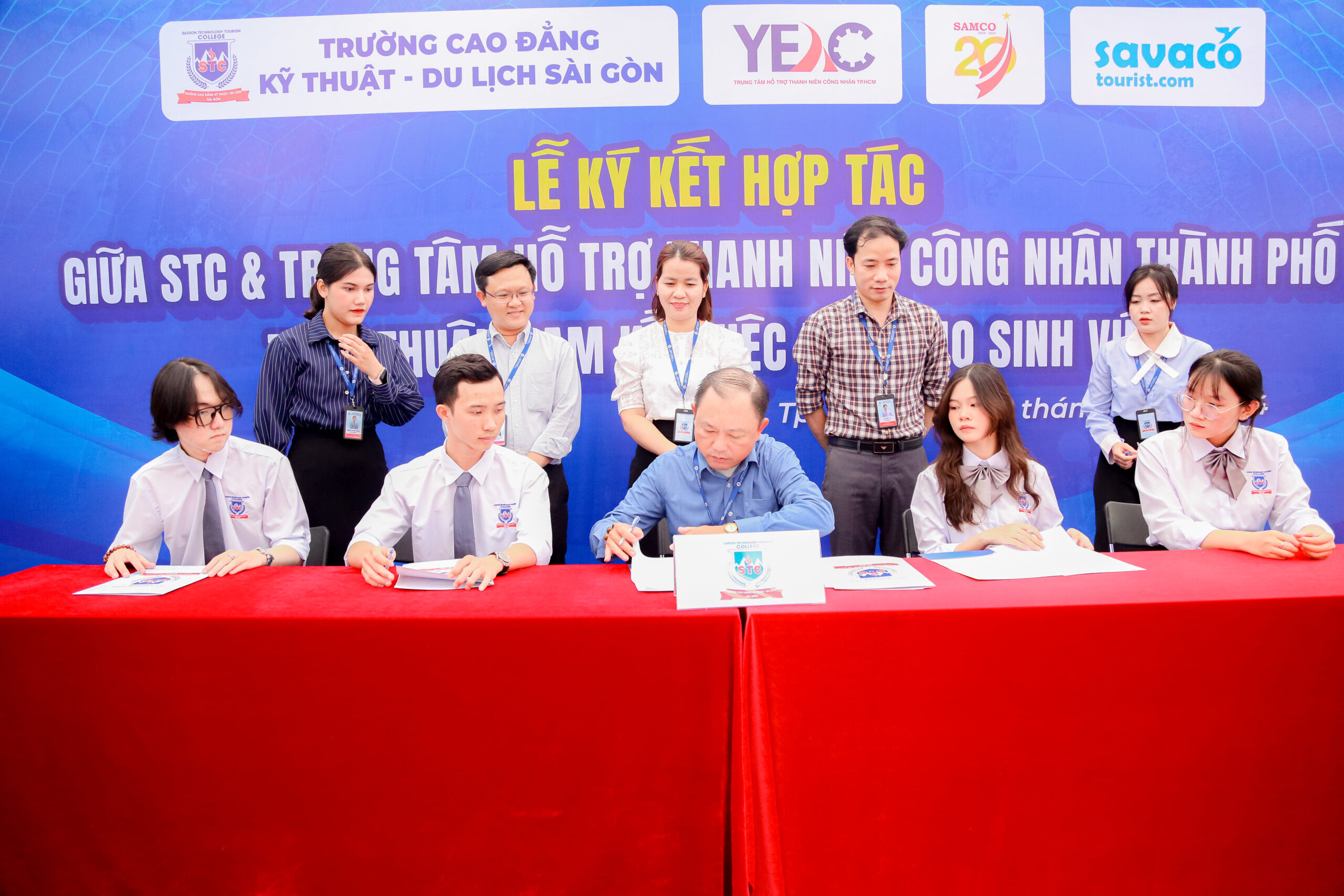 Đại diện sinh viên mỗi khoa tiến hành ký thỏa thuận cam kết việc làm 