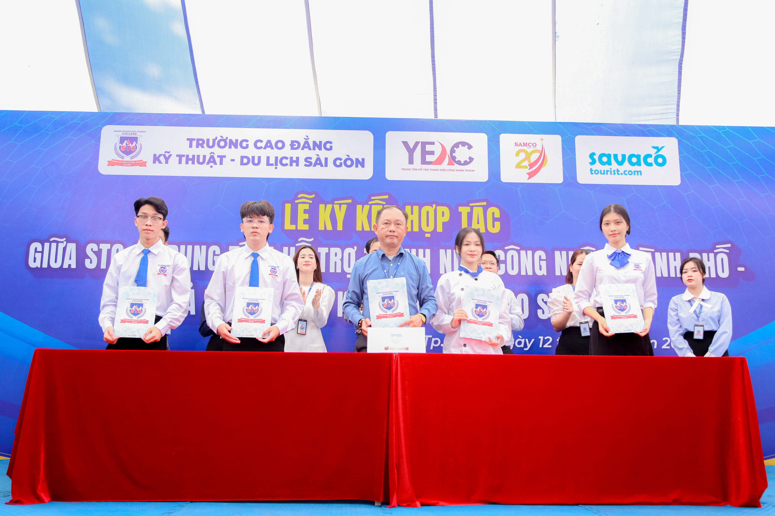 Đại diện sinh viên khoa Du lịch ký thỏa thuận việc làm sau tốt nghiệp Đại diện sinh viên khoa Du lịch ký thỏa thuận việc làm sau tốt nghiệp