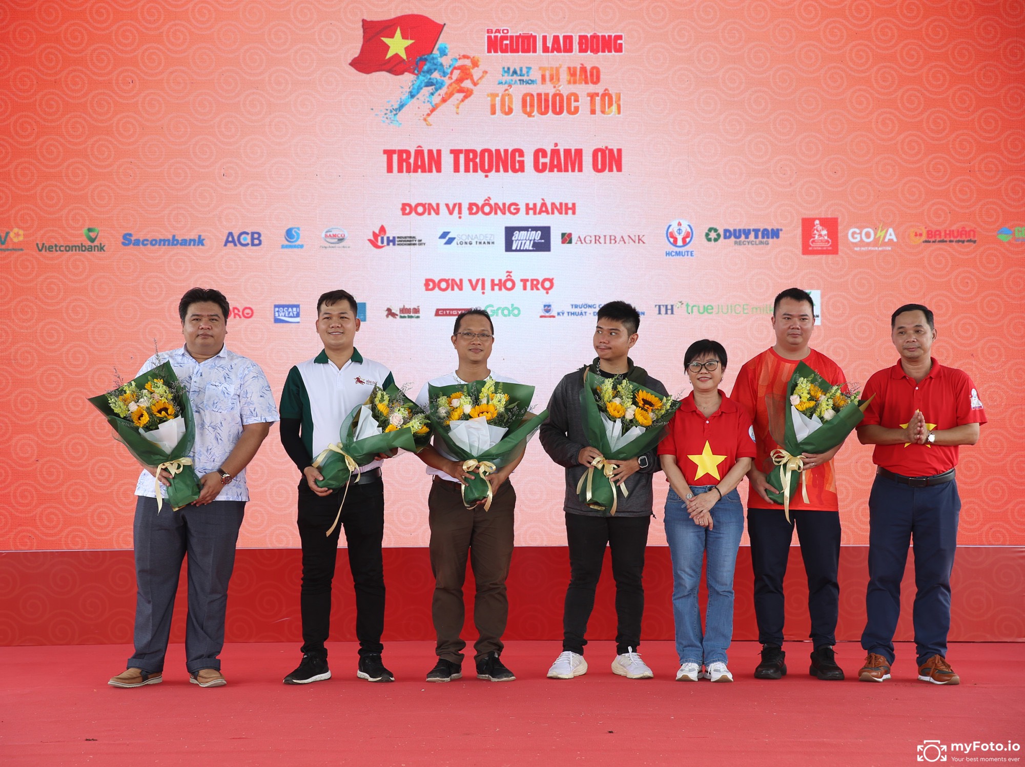 Th.S Trần Công Nam - PHT điều hành STC nhận hoa cảm ơn từ BTC giải Th.S Trần Công Nam - PHT điều hành STC nhận hoa cảm ơn từ BTC giải