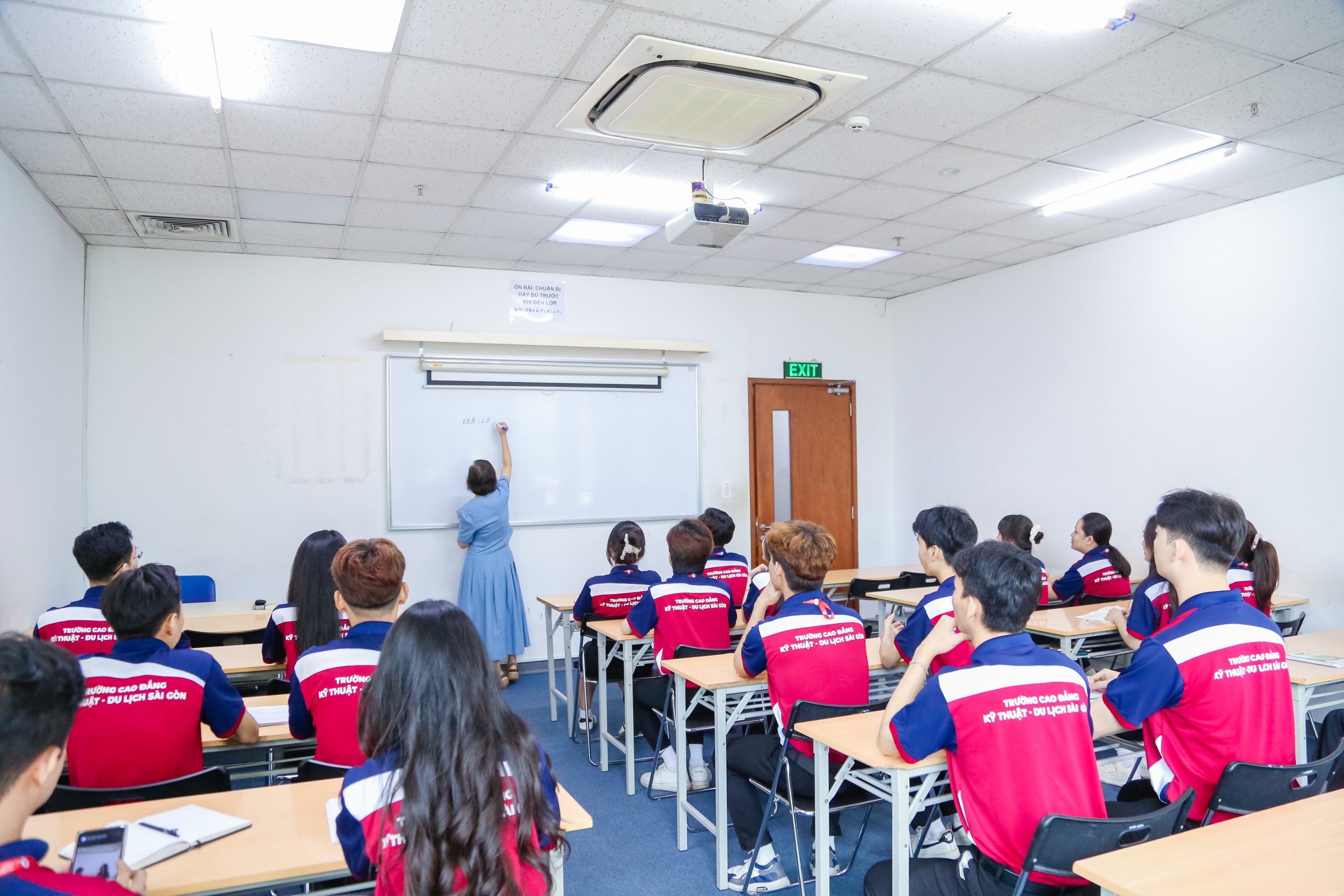 Trang thiết bị phòng học thực tế tại các lớp học của trường STC Trang thiết bị phòng học thực tế tại các lớp học của trường STC