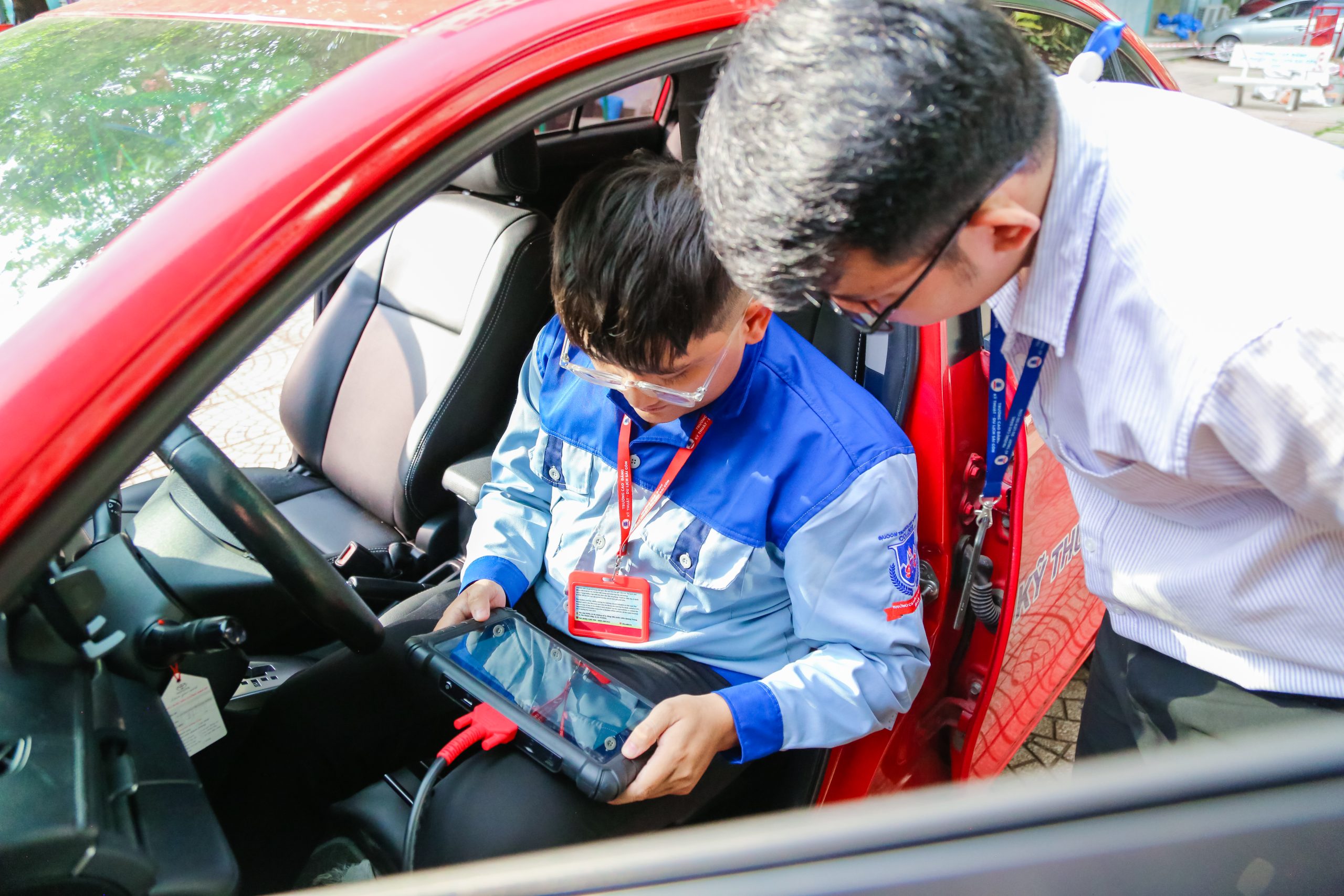 Sinh viên ngành Công nghệ Kỹ thuật Ô tô trong giờ thực hành Sinh viên ngành Công nghệ Kỹ thuật Ô tô trong giờ thực hành