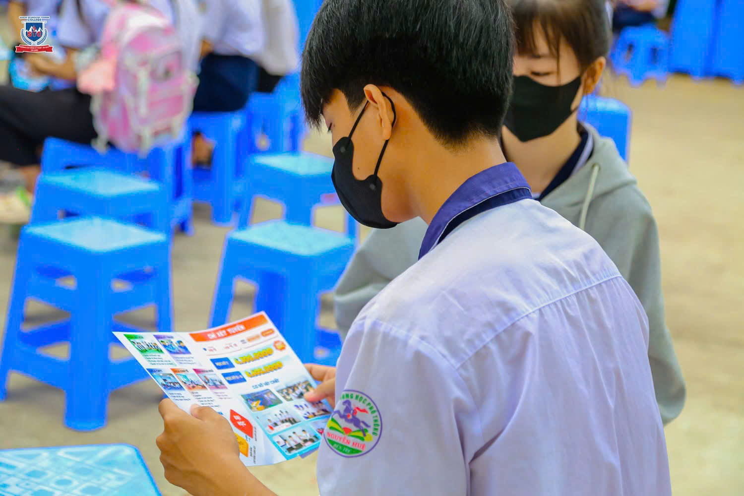Các bạn học sinh tìm hiểu và giải đáp các thắc mắc lựa chọn ngành nghề phù hợp với định hướng