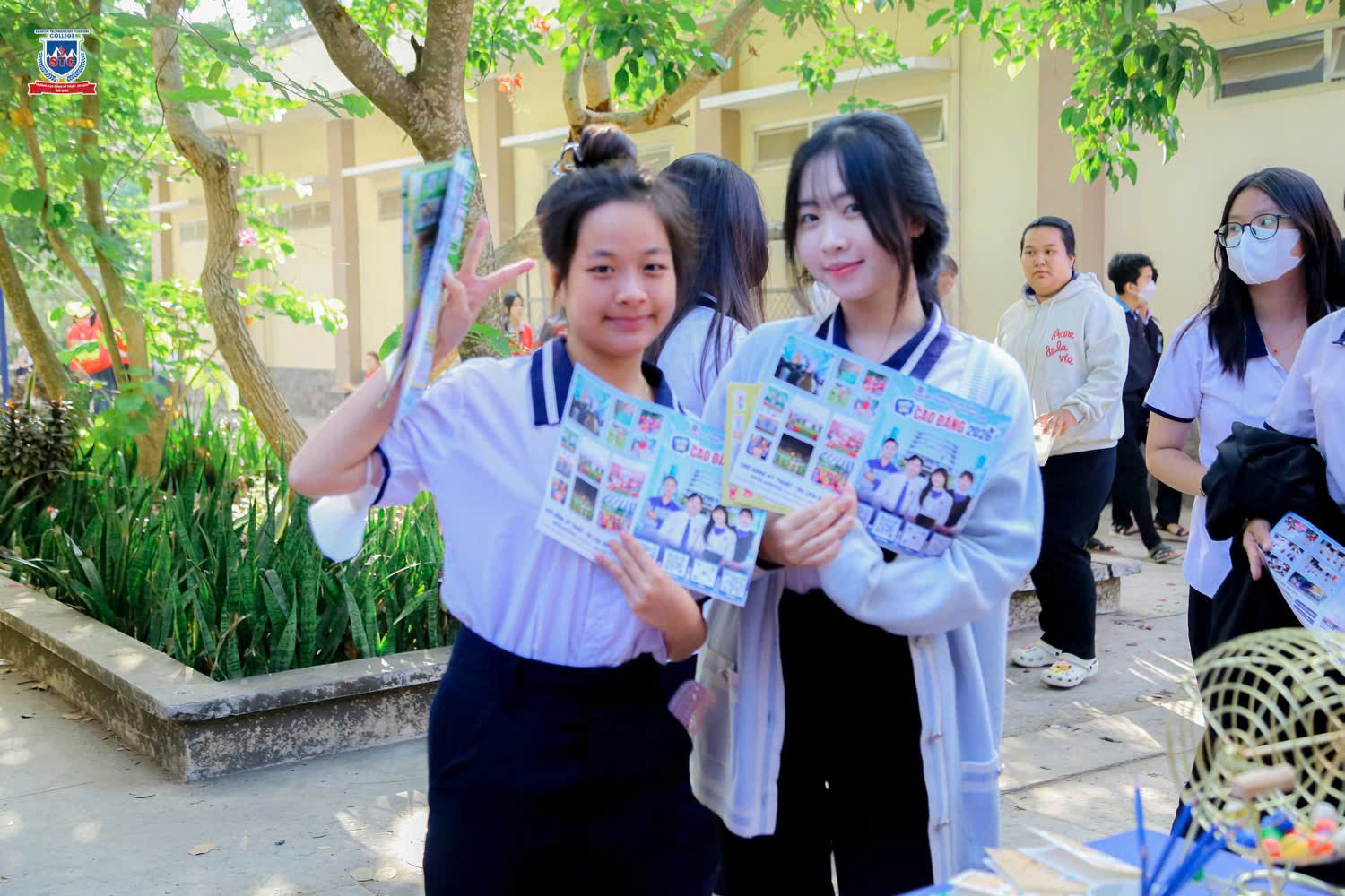 Học sinh check-in với tờ giới thiệu ngành học STC
