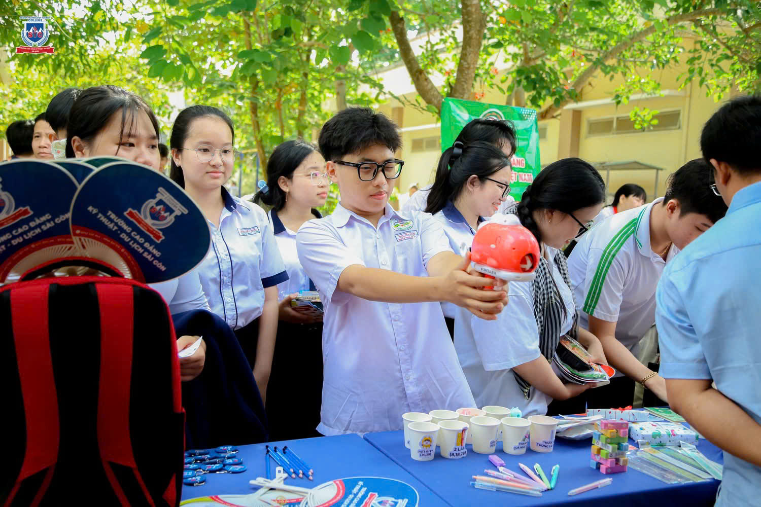 Tại gian hàng của STC, các bạn học sinh còn được tham gia các trò chơi tương tác thú vị, tạo không khí sôi động, vui vẻ