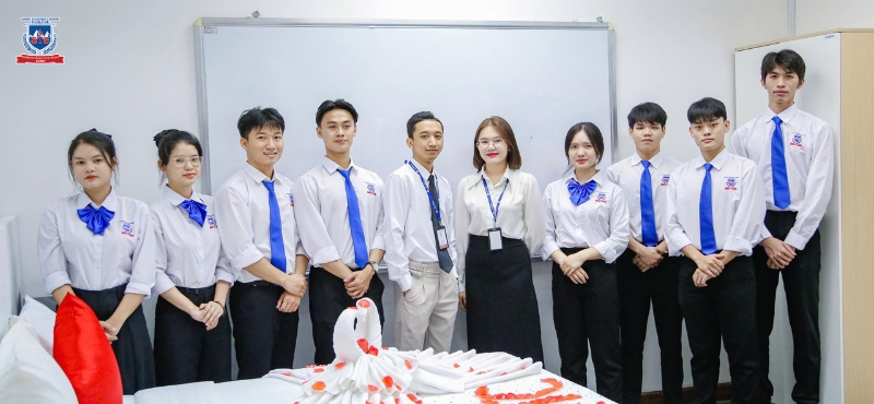 Chương trình học bám sát thực tế, giúp sinh viên nhanh chóng thích nghi và sẵn sàng làm việc ngay khi ra trường Chương trình học bám sát thực tế, giúp sinh viên nhanh chóng thích nghi và sẵn sàng làm việc ngay khi ra trường