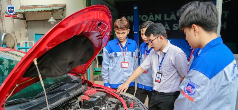 Chương trình học ngành Công nghệ Kỹ thuật ô tại STC vững lý thuyết, chắc thực hành, sẵn sàng làm việc sau khi ra trường Chương trình học ngành Công nghệ Kỹ thuật ô tại STC vững lý thuyết, chắc thực hành, sẵn sàng làm việc sau khi ra trường