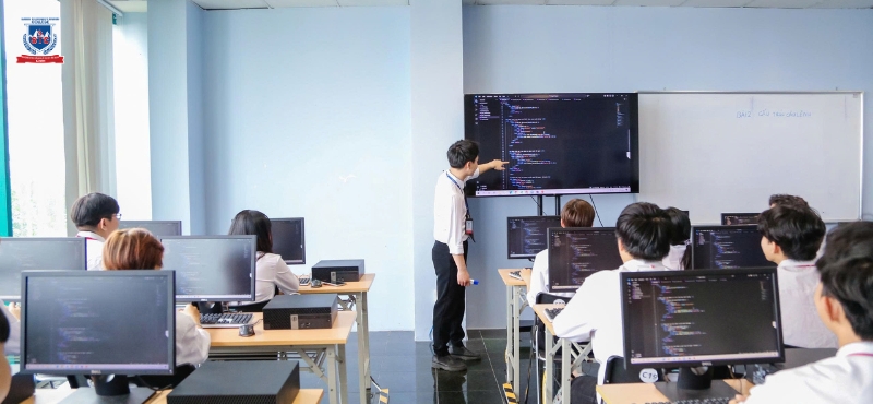 Chương trình đào tạo thực hành chuyên sâu, giúp sinh viên thành thạo kỹ năng lập trình, hệ thống và sẵn sàng làm việc ngay sau tốt nghiệp Chương trình đào tạo thực hành chuyên sâu, giúp sinh viên thành thạo kỹ năng lập trình, hệ thống và sẵn sàng làm việc ngay sau tốt nghiệp