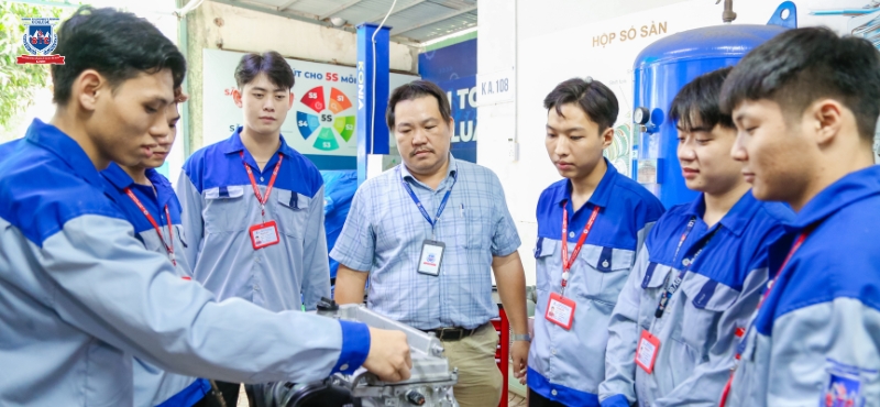 Sinh viên ngành Công nghệ Kỹ thuật ô tô tại Trường STC được đào tạo thực tế tới 70% thời gian tại xưởng, giúp nâng cao tay nghề và sẵn sàng làm việc ngay sau tốt nghiệp Sinh viên ngành Công nghệ Kỹ thuật ô tô tại Trường STC được đào tạo thực tế tới 70% thời gian tại xưởng, giúp nâng cao tay nghề và sẵn sàng làm việc ngay sau tốt nghiệp