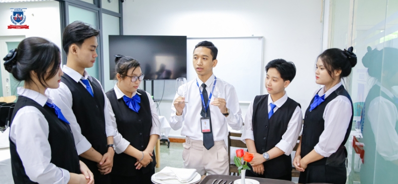 Ngành Quản trị Nhà hàng tại Trường STC đào tạo thực chiến, giúp sinh viên hiểu và thực hành làm chủ vận hành và dịch vụ chuyên nghiệp Ngành Quản trị Nhà hàng tại Trường STC đào tạo thực chiến, giúp sinh viên hiểu và thực hành làm chủ vận hành và dịch vụ chuyên nghiệp