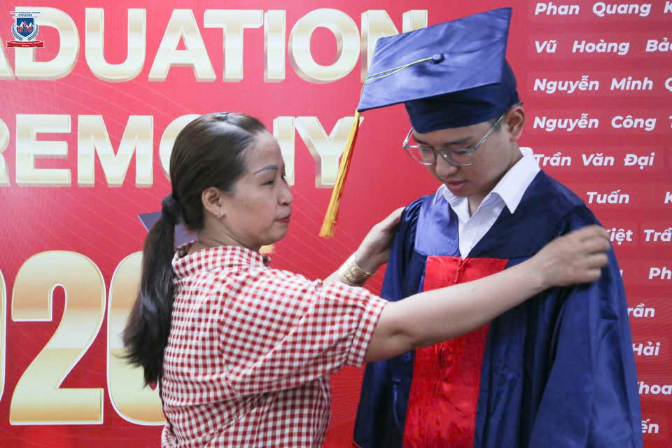 Giây phút ý nghĩa, ghi dấu sự đồng hành và ủng hộ bền bỉ của những người thân yêu trong suốt hành trình học tập