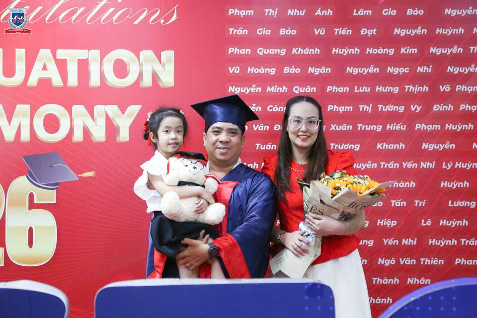 Sự hiện diện gia đình cùng các tân cử nhân chia sẻ niềm vui trọn vẹn trong khoảnh khắc nhận bằng tốt nghiệp đầy ý nghĩa
