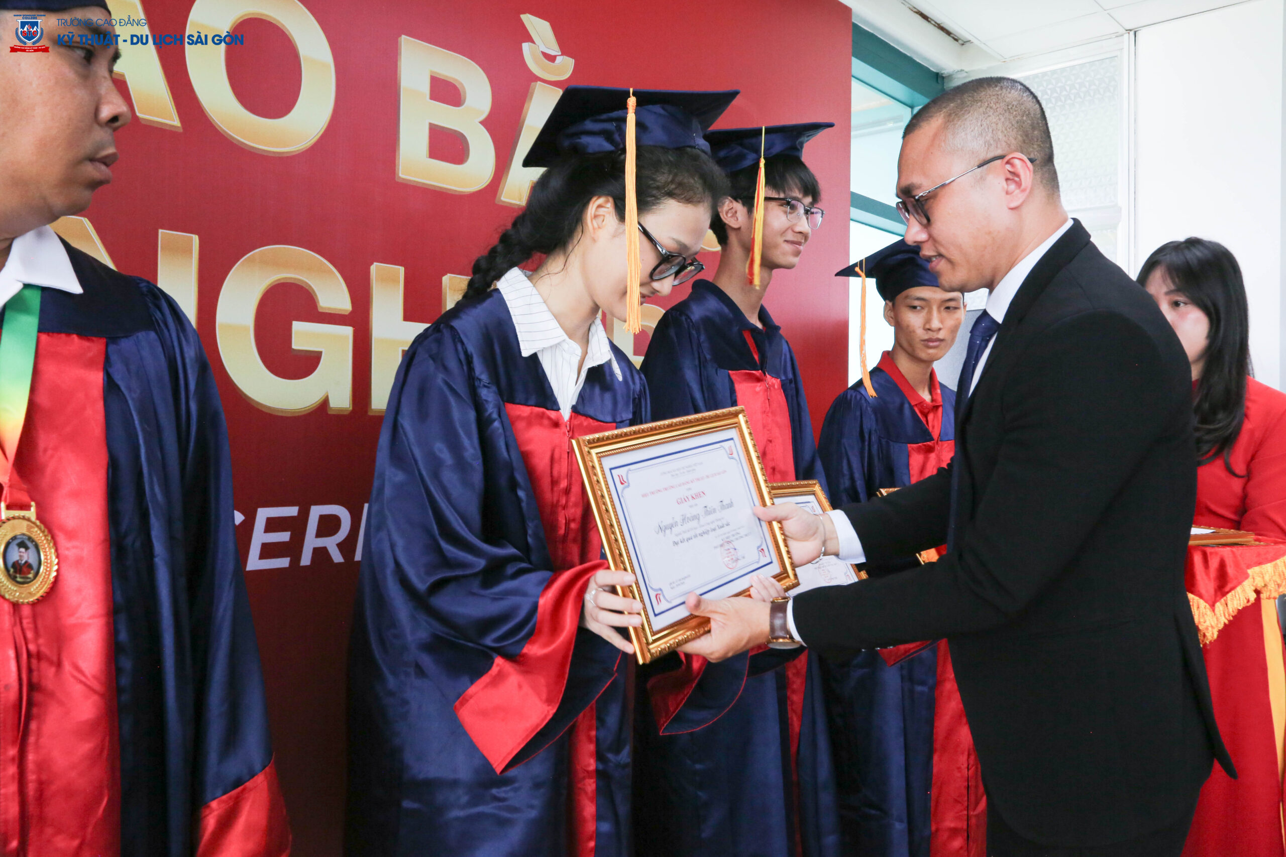 Thầy Võ Công Trí – Phó Hiệu trưởng Nhà trường trao tấm bằng khen cho các tân cử nhân có thành tích học tập xuất sắc nhất trong Lễ tốt nghiệp đợt 1, trong không khí trang trọng và đầy tự hào