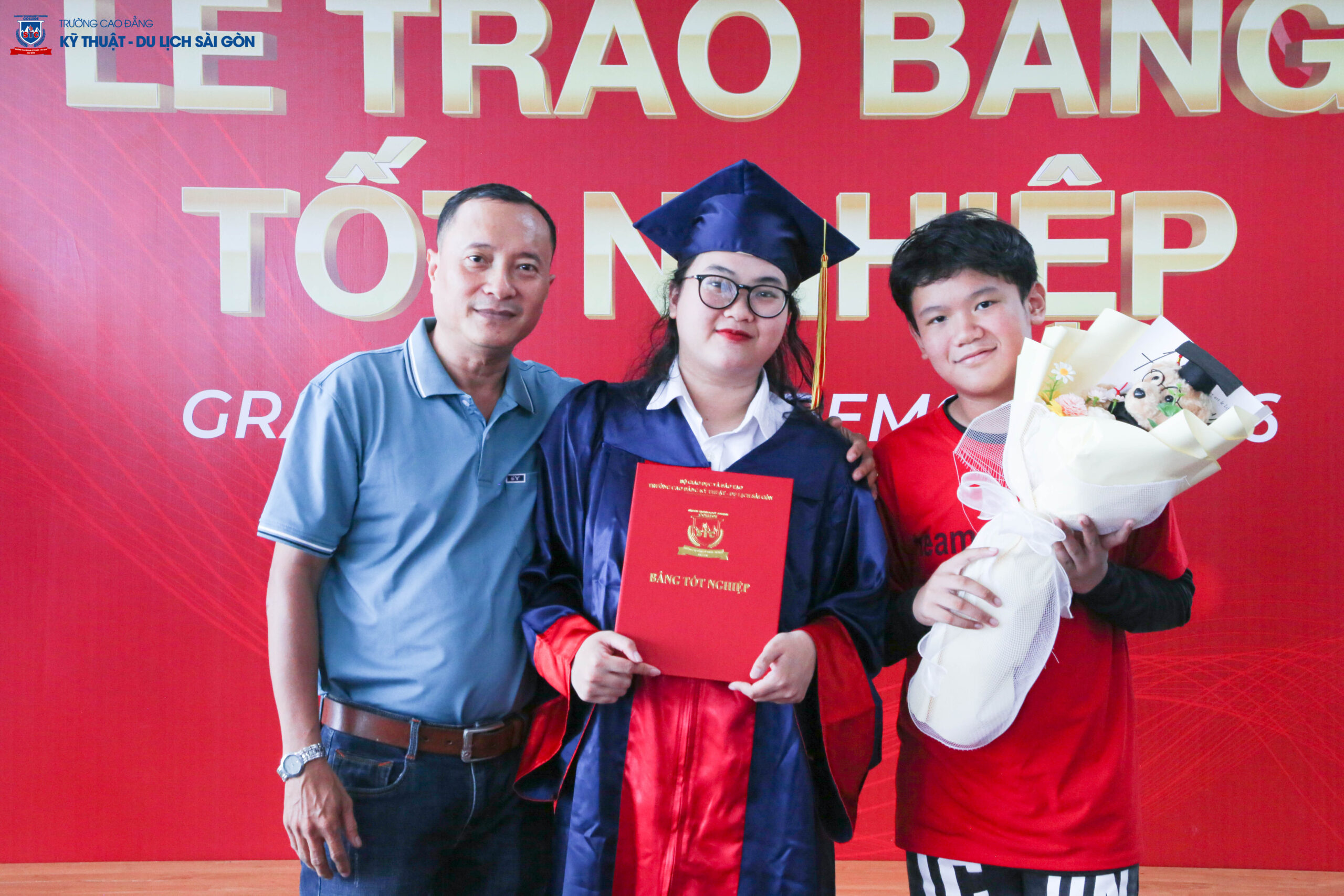 Những cái ôm, nụ cười và ánh mắt tự hào của người thân dành cho các tân cử nhân tạo nên khoảnh khắc ấm áp trong ngày lễ tốt nghiệp