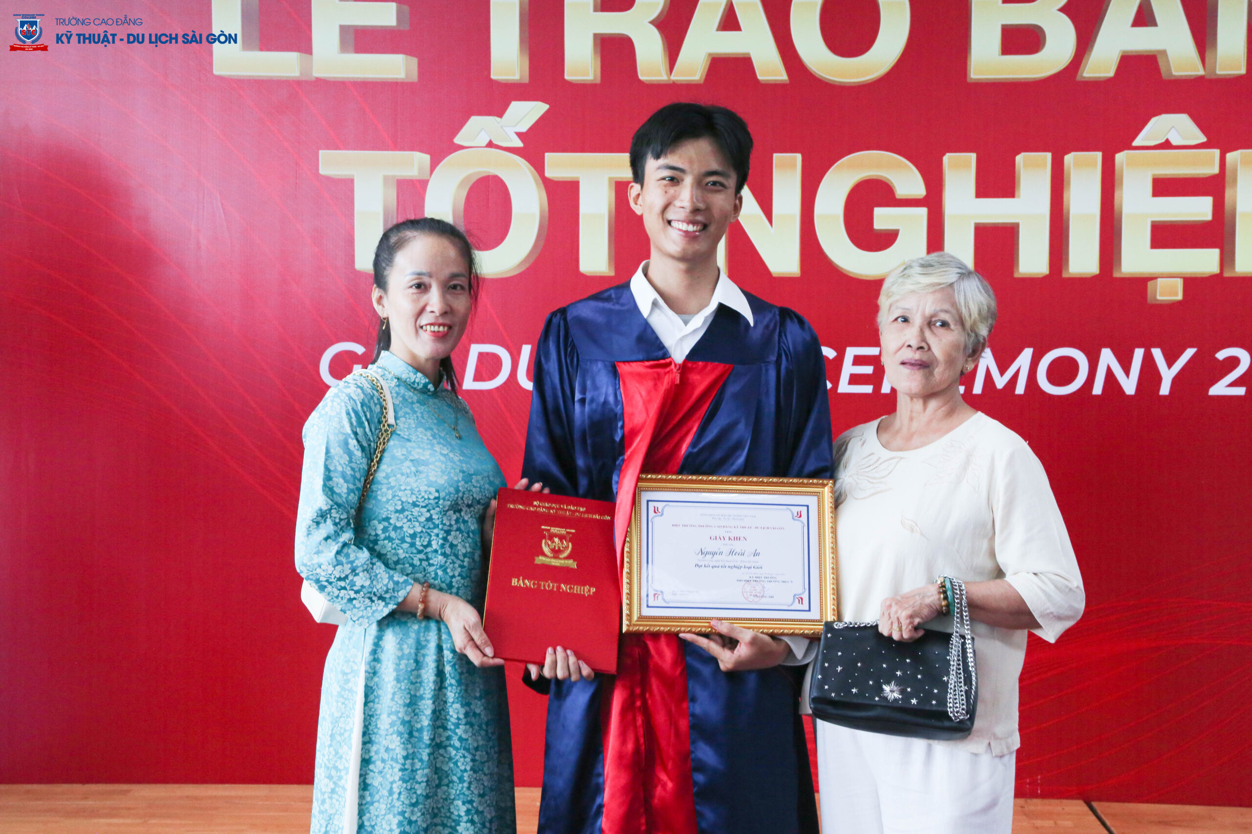 Niềm vui nhận bằng của sinh viên như được nhân đôi khi có gia đình đến chung vui và chứng kiến thành quả học tập