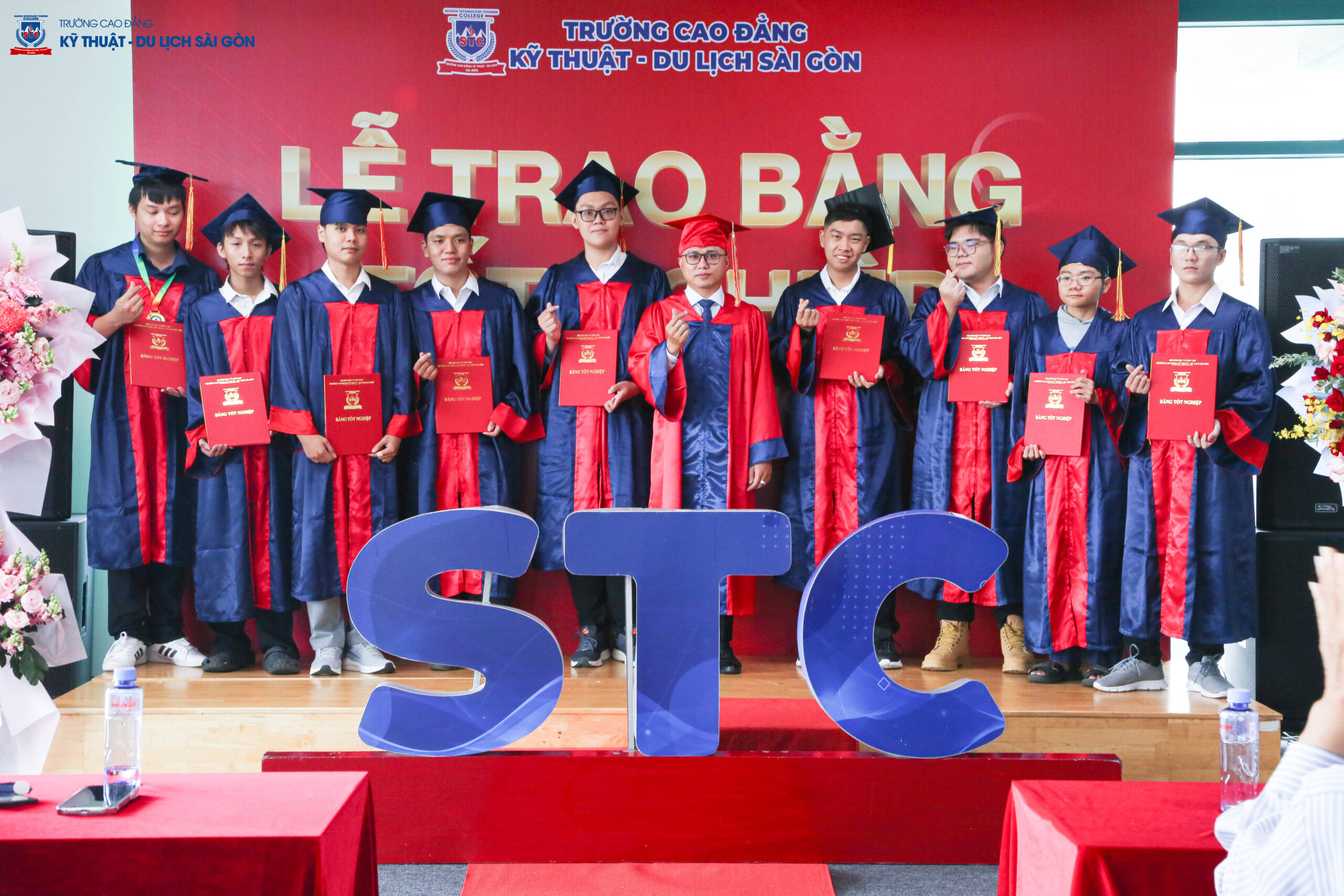 Buổi lễ trao bằng tốt nghiệp diễn ra với nhiều lời chúc tốt đẹp nhất đến các tân cử nhân trong khoảnh khắc trang trọng, đầy tự hào và xúc động