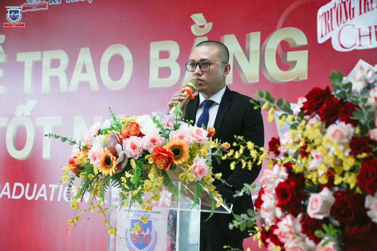 Đại diện Ban Giám Hiệu nhà trường - Thầy Phan Công Trí (Phó hiệu trưởng) phát biểu, gửi lời chúc mừng đến các tân cử nhân, đồng thời chia sẻ những định hướng, kỳ vọng và lời nhắn nhủ đầy ý nghĩa trước khi các bạn bước vào chặng đường mới của sự nghiệp