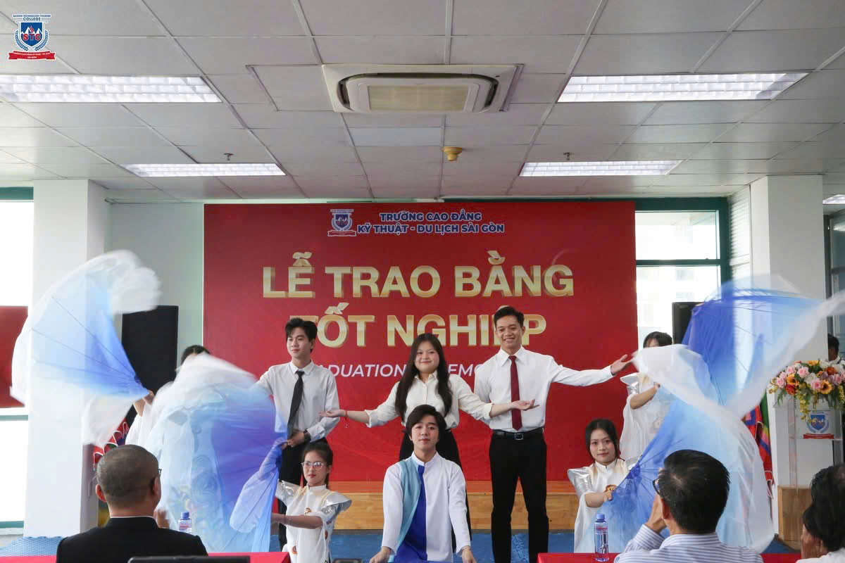 Tiếp sau đó, màn múa nghệ thuật mở đầu buổi lễ góp phần tạo nên không gian trang trọng nhưng giàu cảm xúc, như lời chào mừng đầy tinh tế dành cho các tân cử nhân trong ngày trọng đại