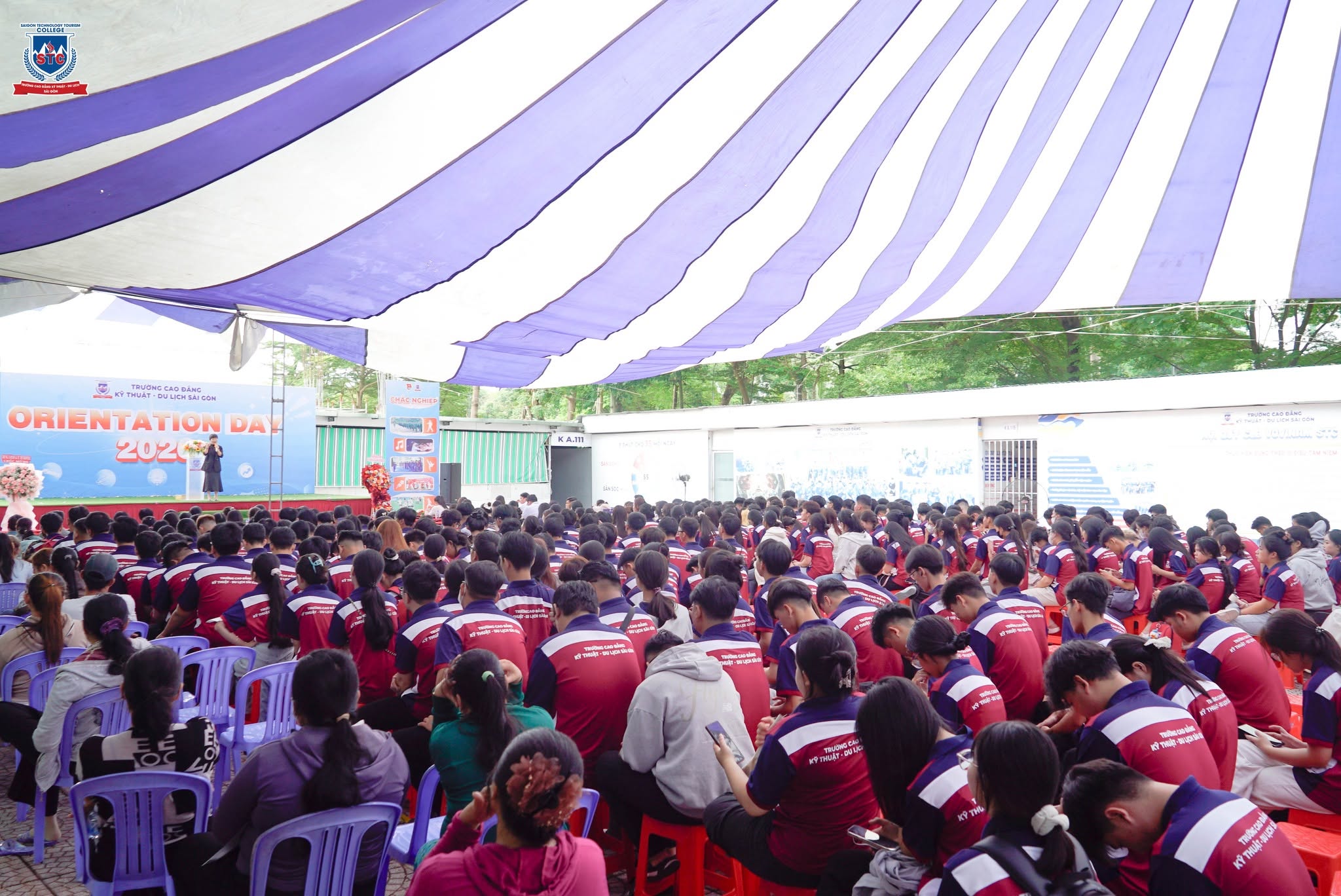 Toàn cảnh chương trình Orientation Day K26 với sự tham gia đông đảo của tân sinh viên, phụ huynh và giảng viên tại Trường Cao đẳng Kỹ thuật – Du lịch Sài Gòn