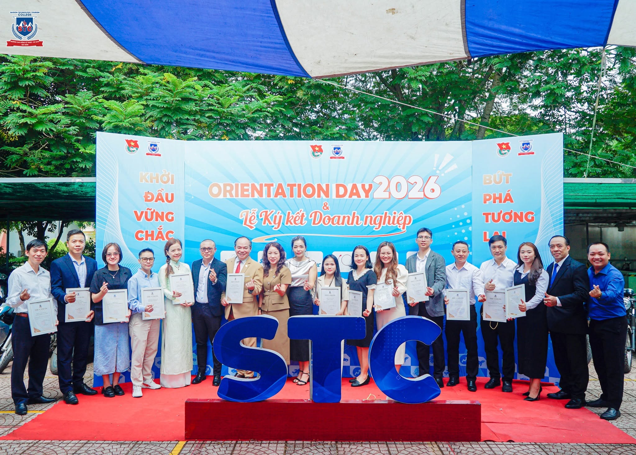 Đại diện STC và 12 doanh nghiệp chụp ảnh lưu niệm sau lễ ký kết hợp tác, mở rộng cơ hội thực tập, trải nghiệm thực tế và việc làm cho sinh viên