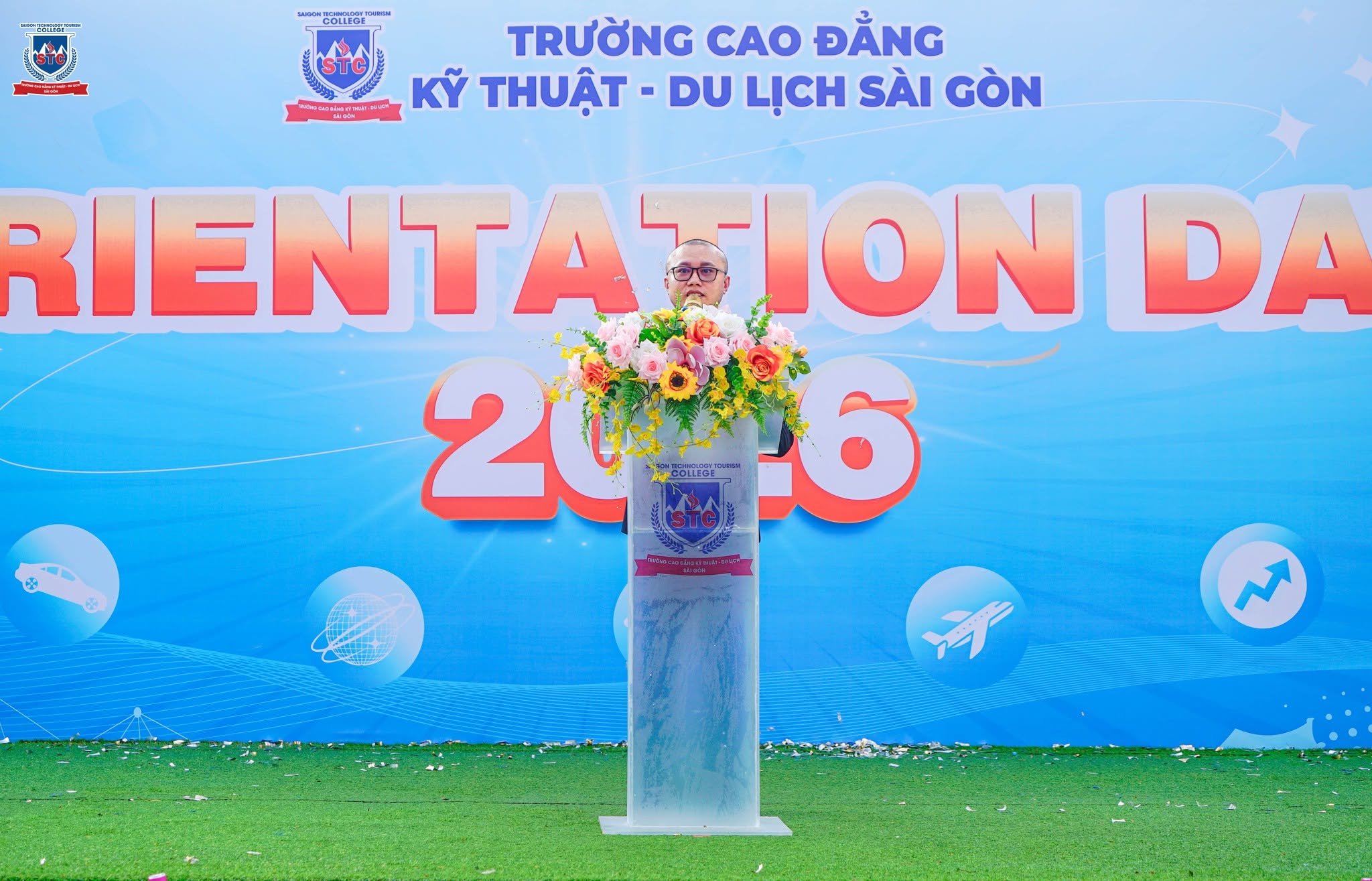 Đại diện Ban Giám hiệu Trường Cao đẳng Kỹ thuật – Du lịch Sài Gòn phát biểu chào mừng và gửi gắm nhiều kỳ vọng đến các tân sinh viên khóa K26