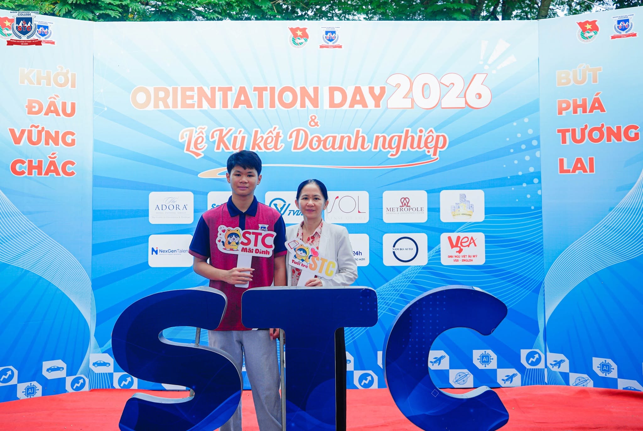 Tân sinh viên và phụ huynh lưu lại những khoảnh khắc đáng nhớ tại khu vực check-in Orientation Day 2026 và Lễ ký kết hợp tác doanh nghiệp