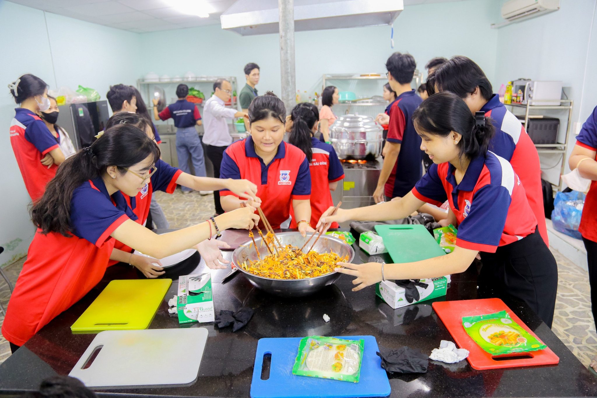 Sinh viên STC tự tay chuẩn bị từng suất ăn với mong muốn lan tỏa sự sẻ chia đến cộng đồng
