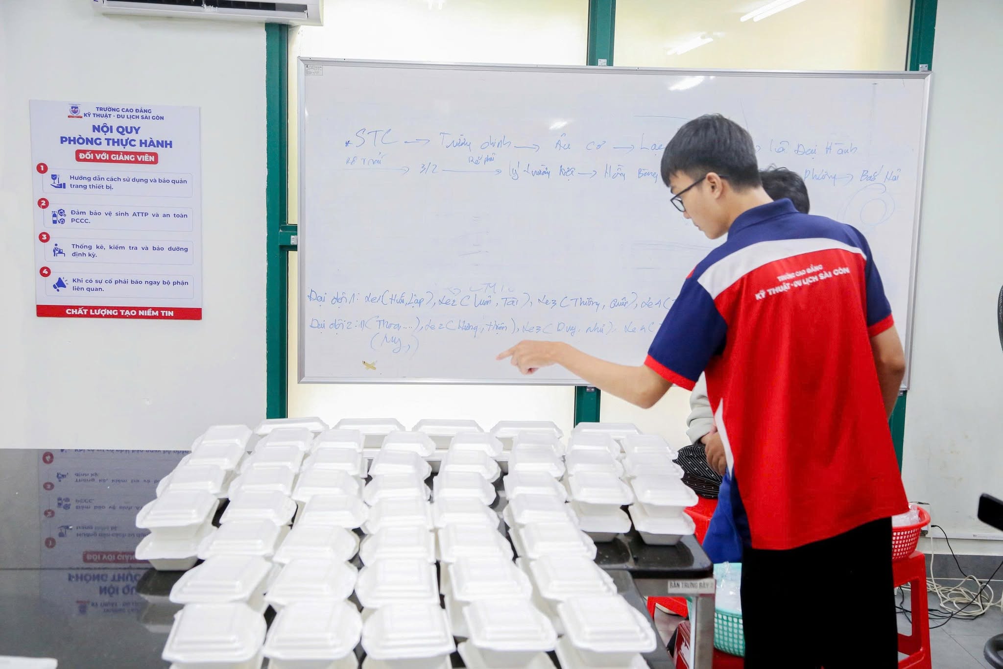 100 suất ăn chay được các tình nguyện viên STC chuẩn bị để trao gửi đến bà con trên địa bàn Quận 12, Gò Vấp và Hóc Môn