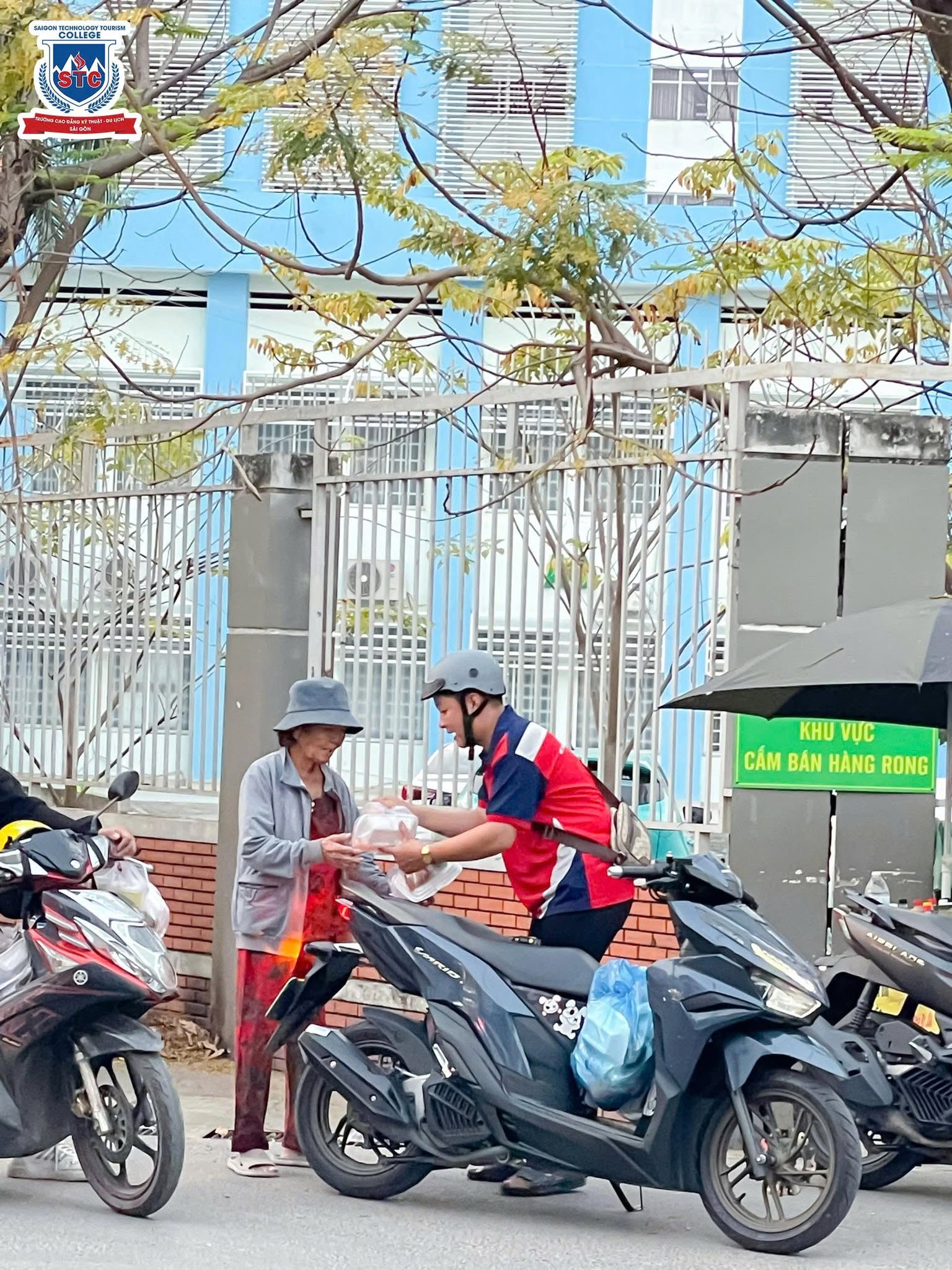 Thành viên CLB Thiện nguyện STC trực tiếp trao những phần quà nhỏ đến người dân có hoàn cảnh khó khăn