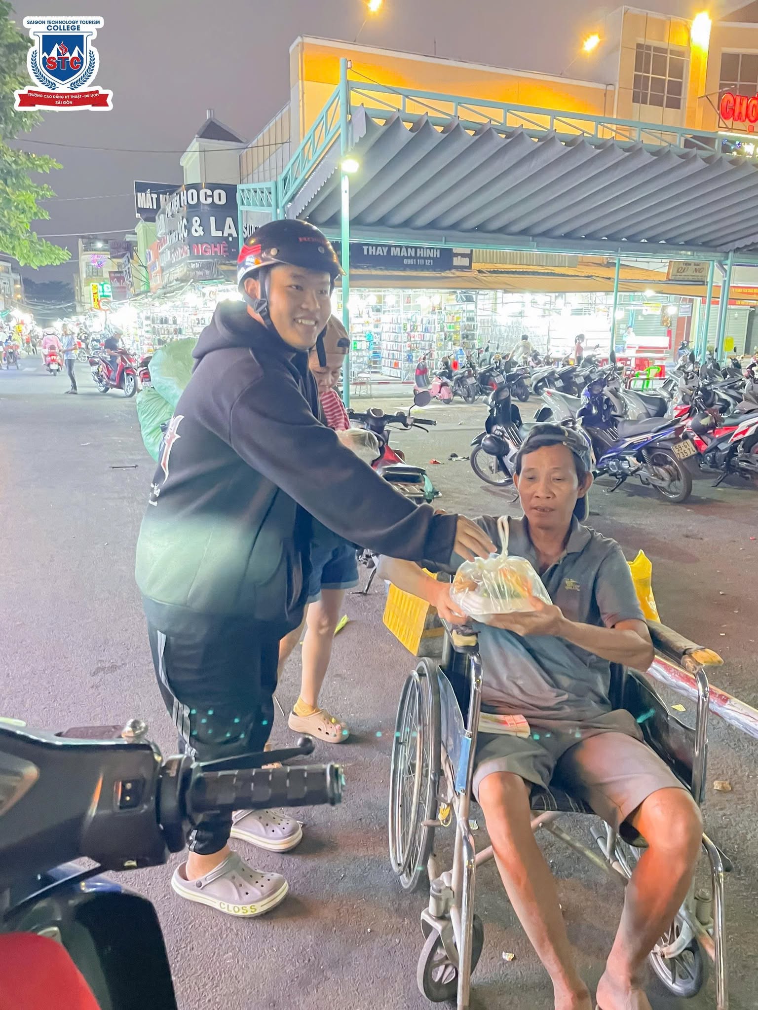 Những suất ăn 0đ được trao tận tay người neo đơn, cơ nhỡ và có hoàn cảnh khó khăn