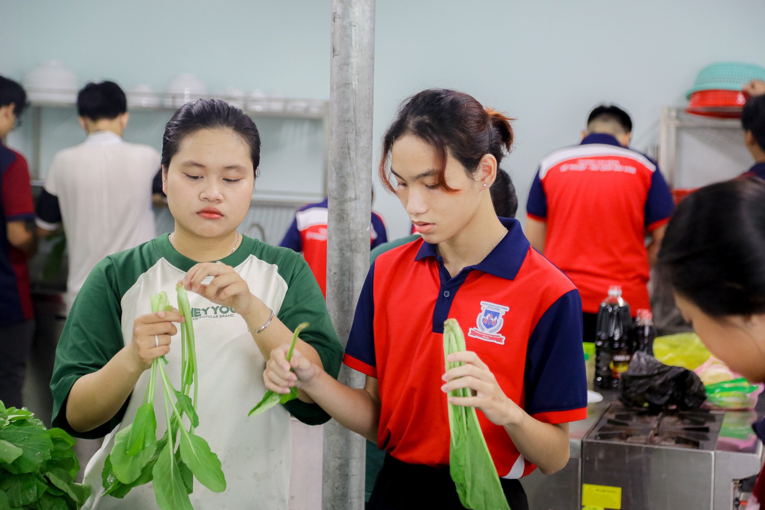 Sinh viên STC chung tay sơ chế, nấu và chuẩn bị từng phần ăn với sự chỉn chu và tinh thần sẻ chia