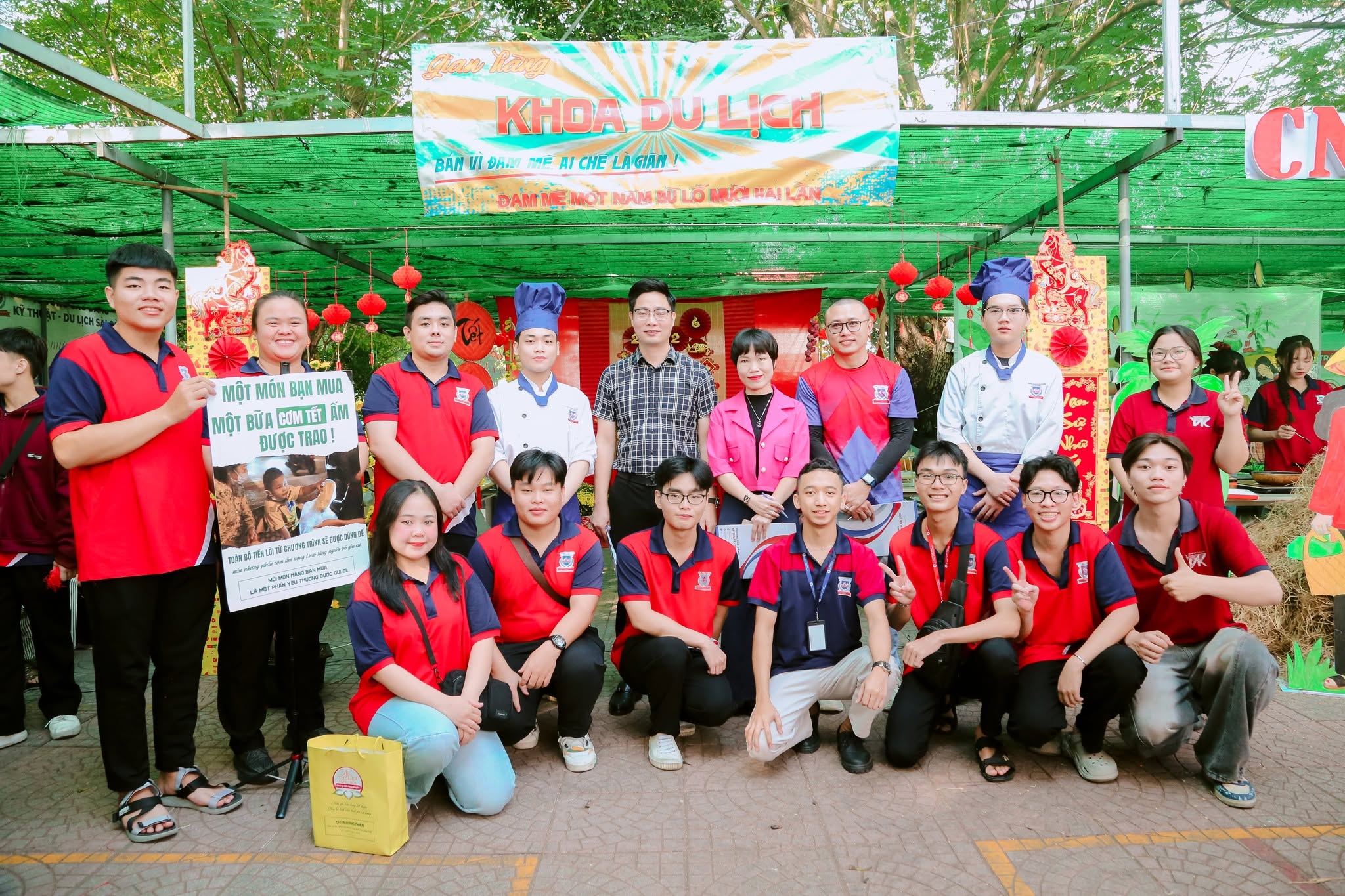 Ban lãnh đạo nhà trường cùng thầy cô và sinh viên STC chụp ảnh kỷ niệm khởi động hoạt động chương trình