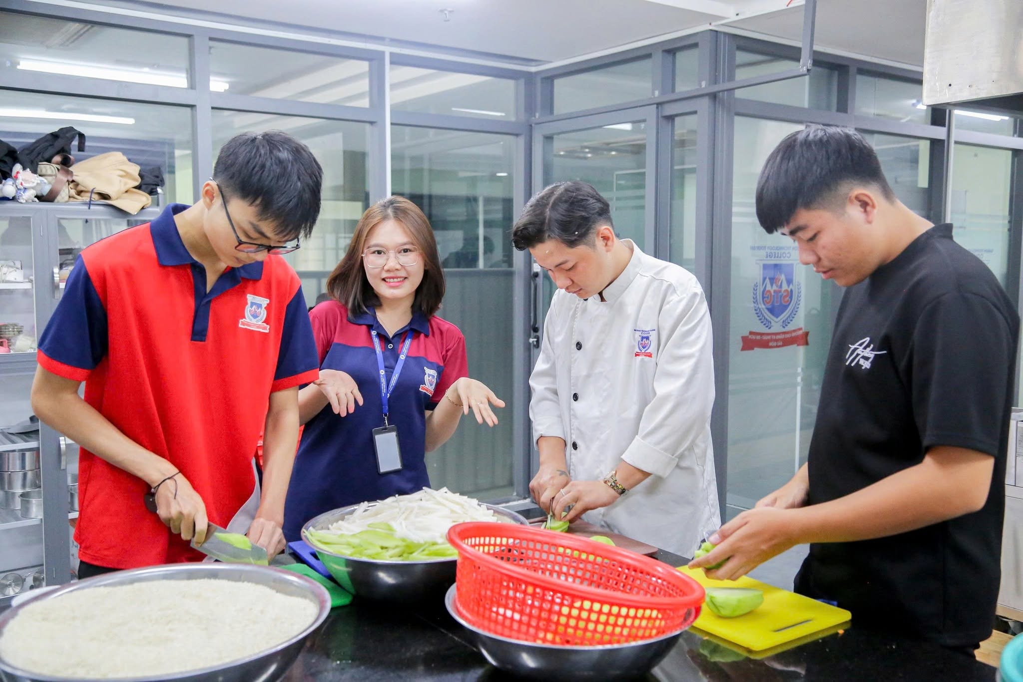 Hoạt động “Suất ăn 0đ – Trao yêu thương” lan tỏa tinh thần tương thân tương ái trong sinh viên STC