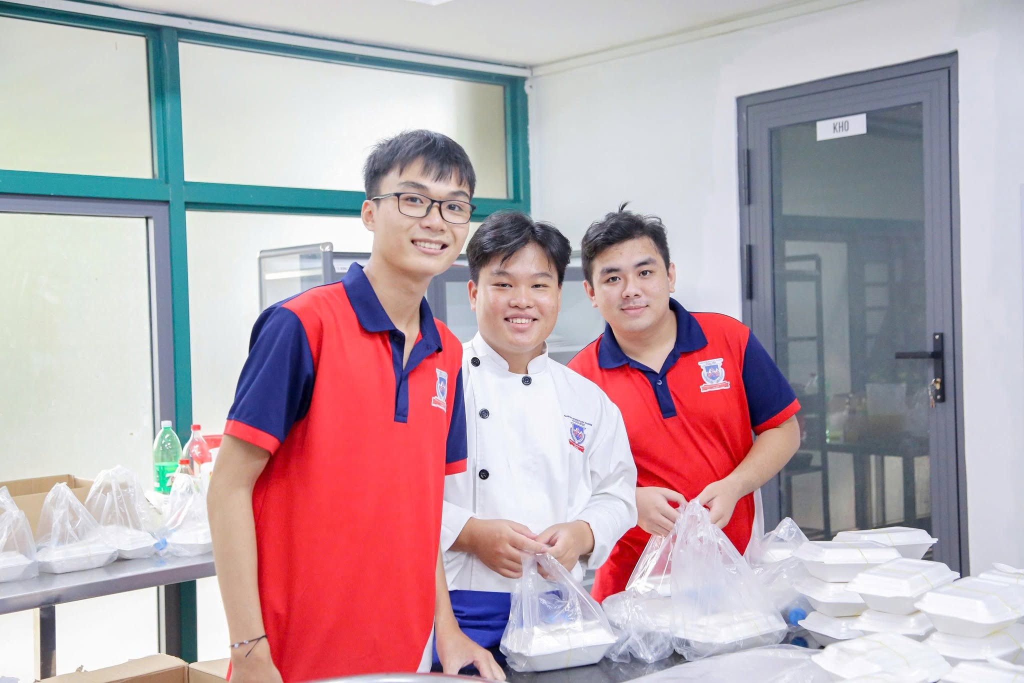 Từng suất ăn được hoàn thiện bằng sự góp sức của các thành viên, gửi gắm tinh thần tương thân tương ái đến cộng đồng