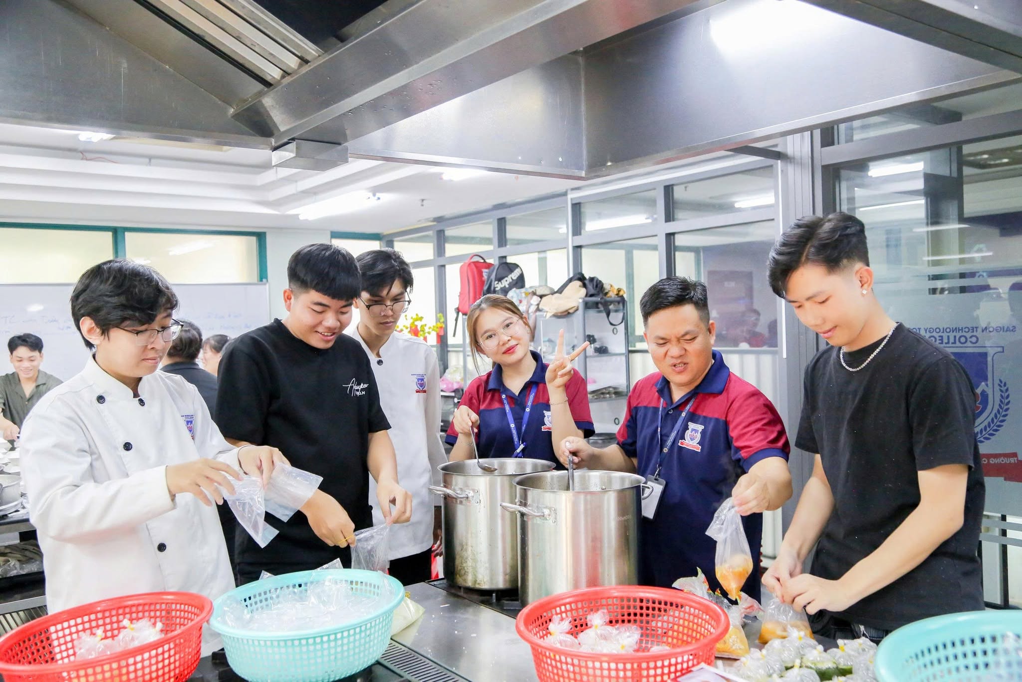 Các thành viên CLB Thiện nguyện STC chuẩn bị những suất ăn chay dành tặng người có hoàn cảnh khó khăn