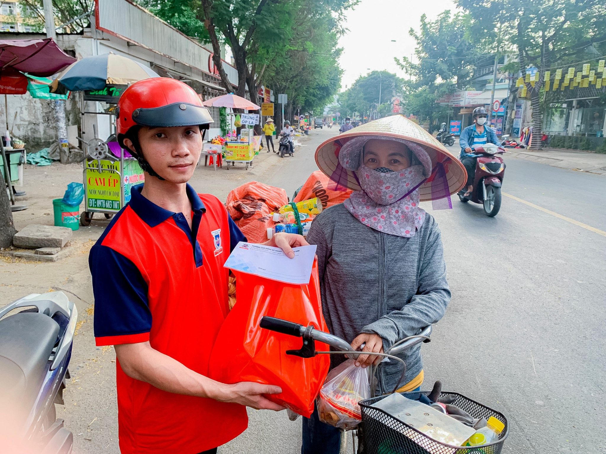 Sinh viên STC trao tận tay những phần quà Tết đến các ông, bà neo đơn có hoàn cảnh khó khăn, gửi gắm sự sẻ chia và lời chúc một mùa xuân ấm áp