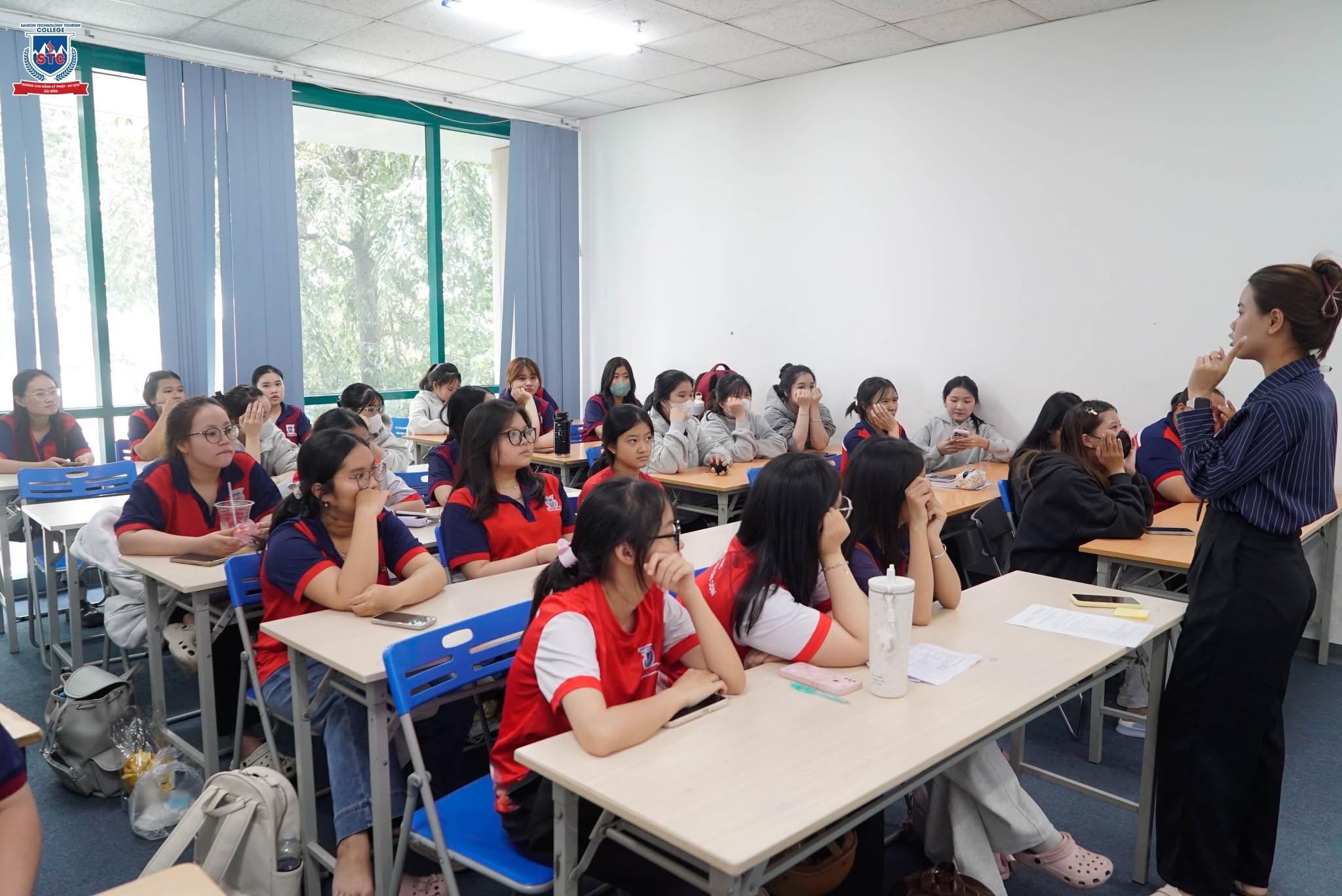Sinh viên lắng nghe nội quy, quy định học tập