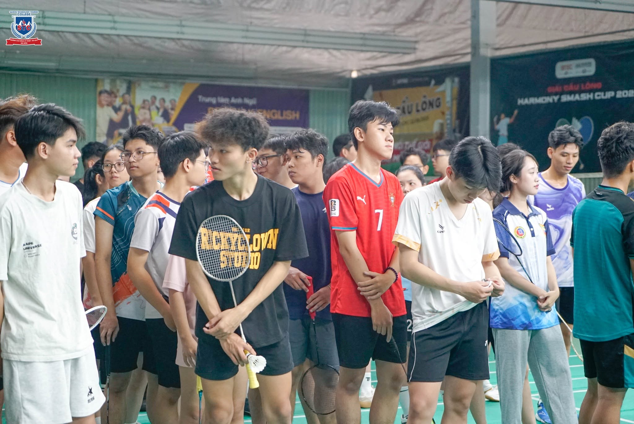 Các tay vợt nam tập trung cao độ, sẵn sàng đón cầu và triển khai những pha tấn công
