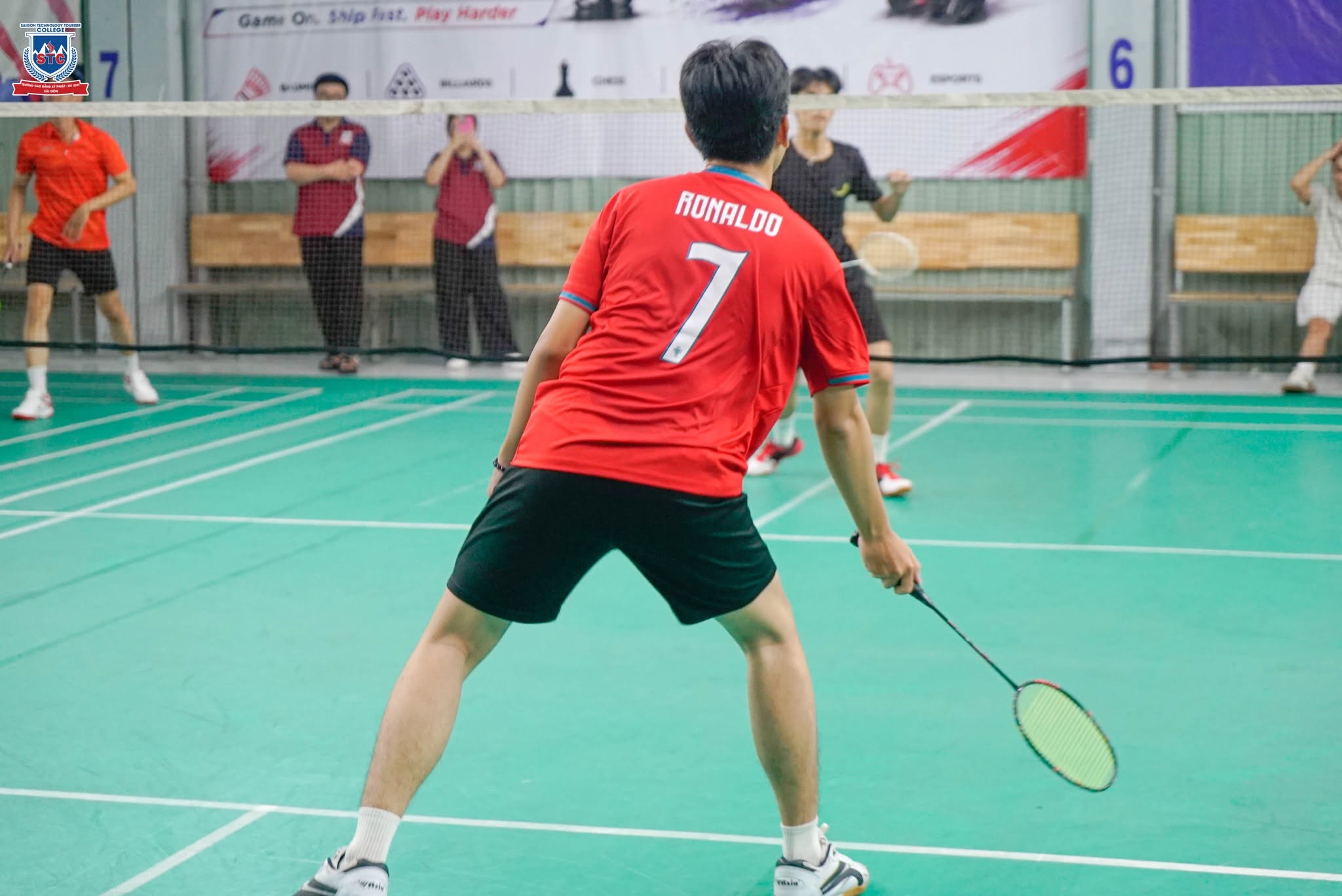 Những cú đập cầu mạnh mẽ thể hiện kỹ thuật và sự quyết tâm của vận động viên