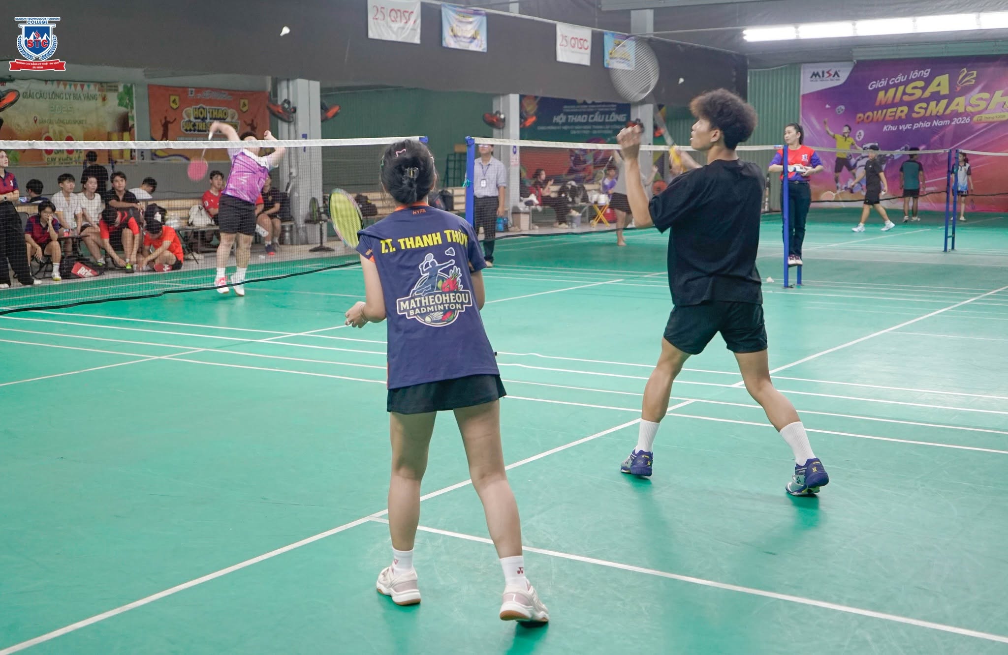 Các vận động viên nữ thể hiện sự nhanh nhẹn và khéo léo trong từng pha đón cầu