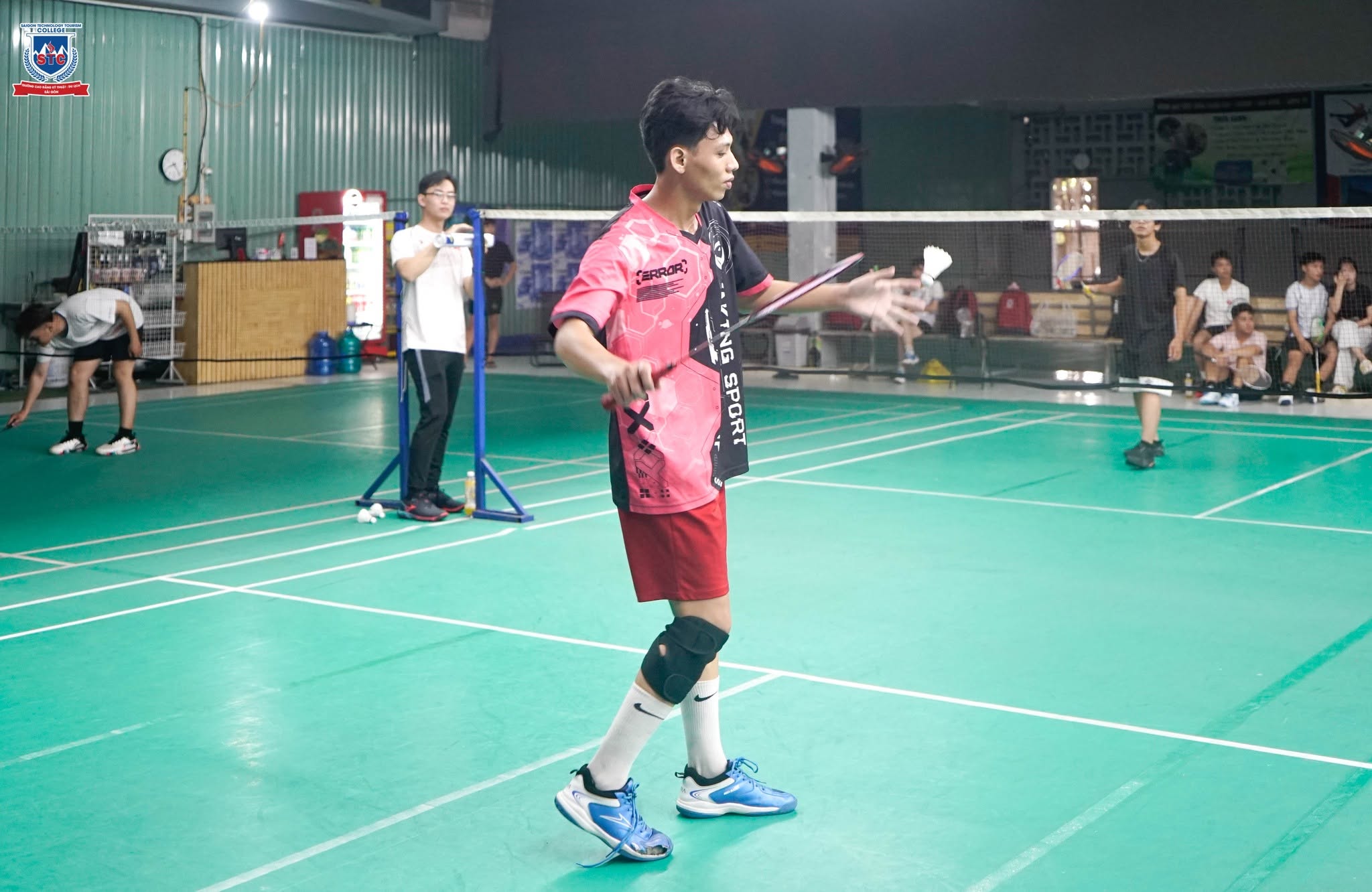 Các tay vợt duy trì sự tập trung, chủ động điều chỉnh vị trí để làm chủ thế trận