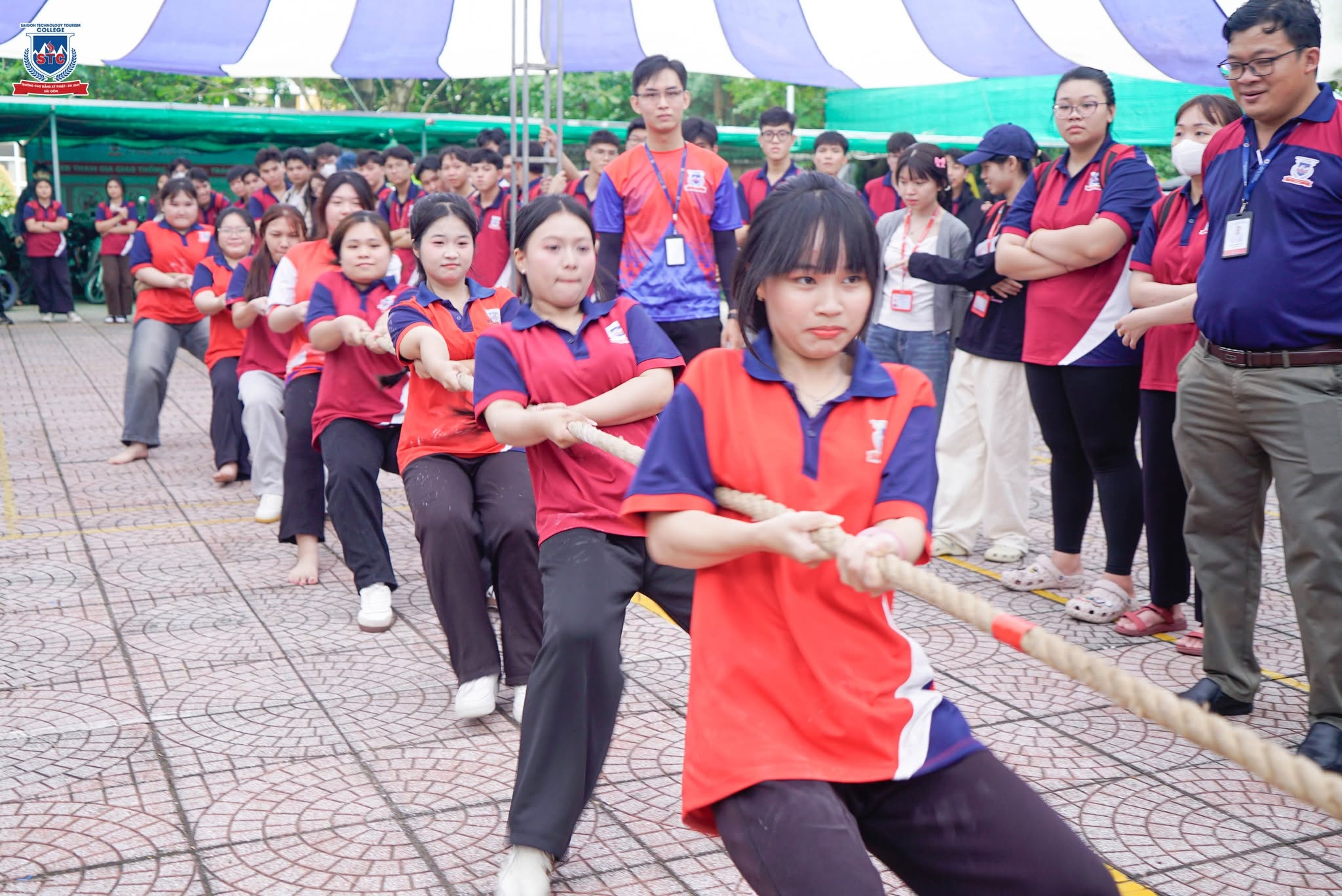 Không khí kéo co trở nên sôi động với những màn tranh tài quyết liệt và sự cổ vũ nhiệt tình từ các cổ động viên