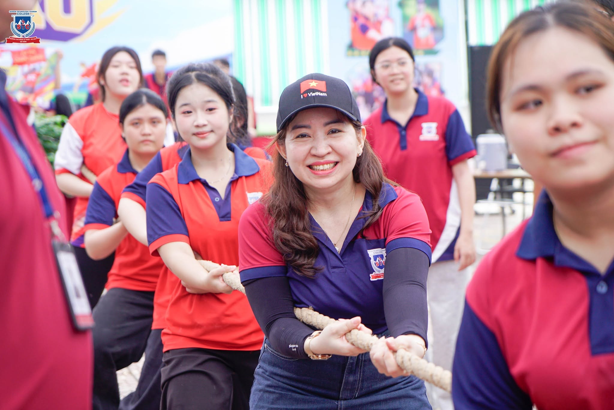 Thầy cô và sinh viên cùng tham gia các hoạt động tập thể, tăng cường sự kết nối trong cộng đồng STC