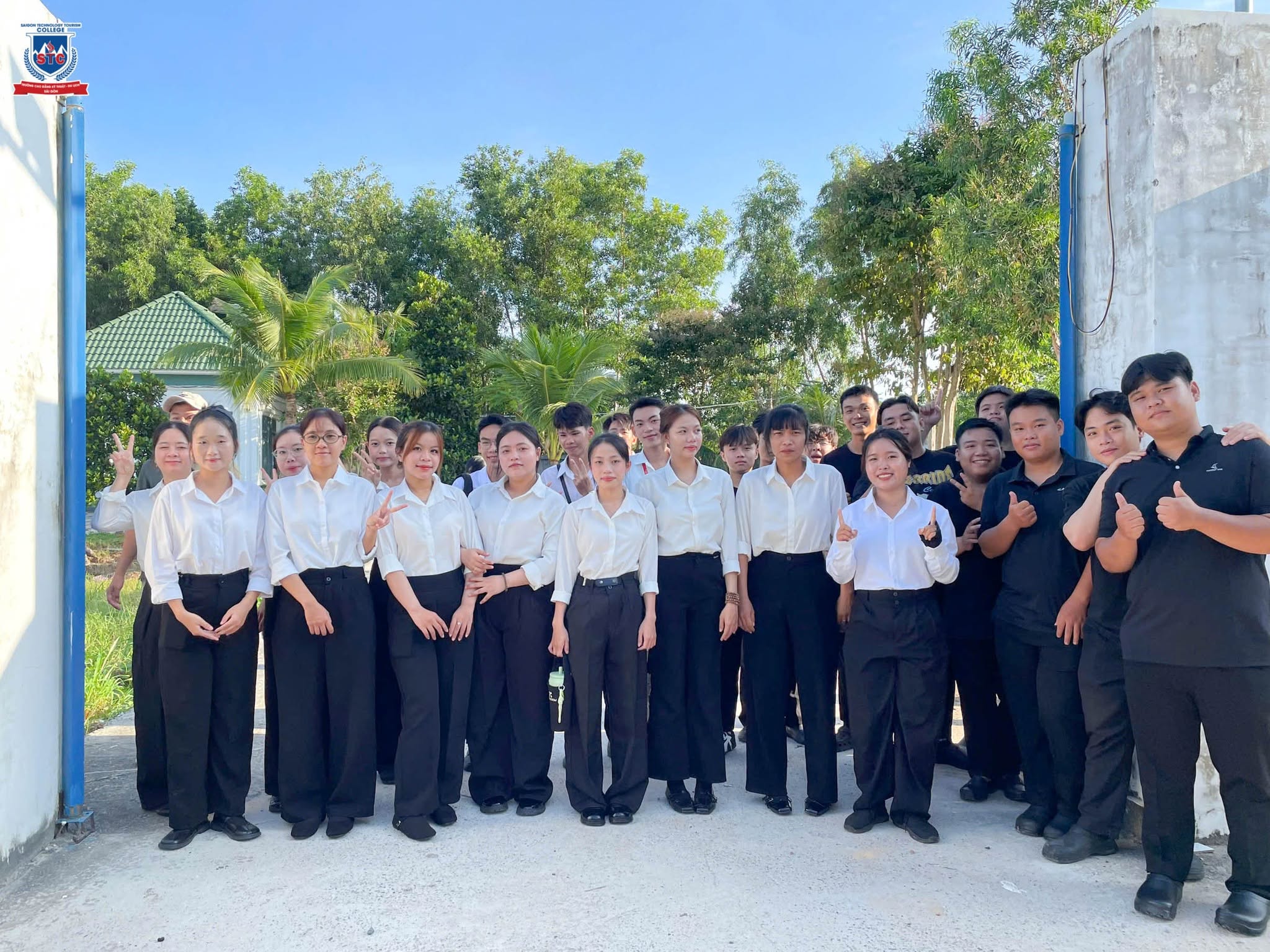 Sinh viên STC chuẩn bị trang phục trước khi bước vào kỳ thực tập tại Sun World Phú Quốc