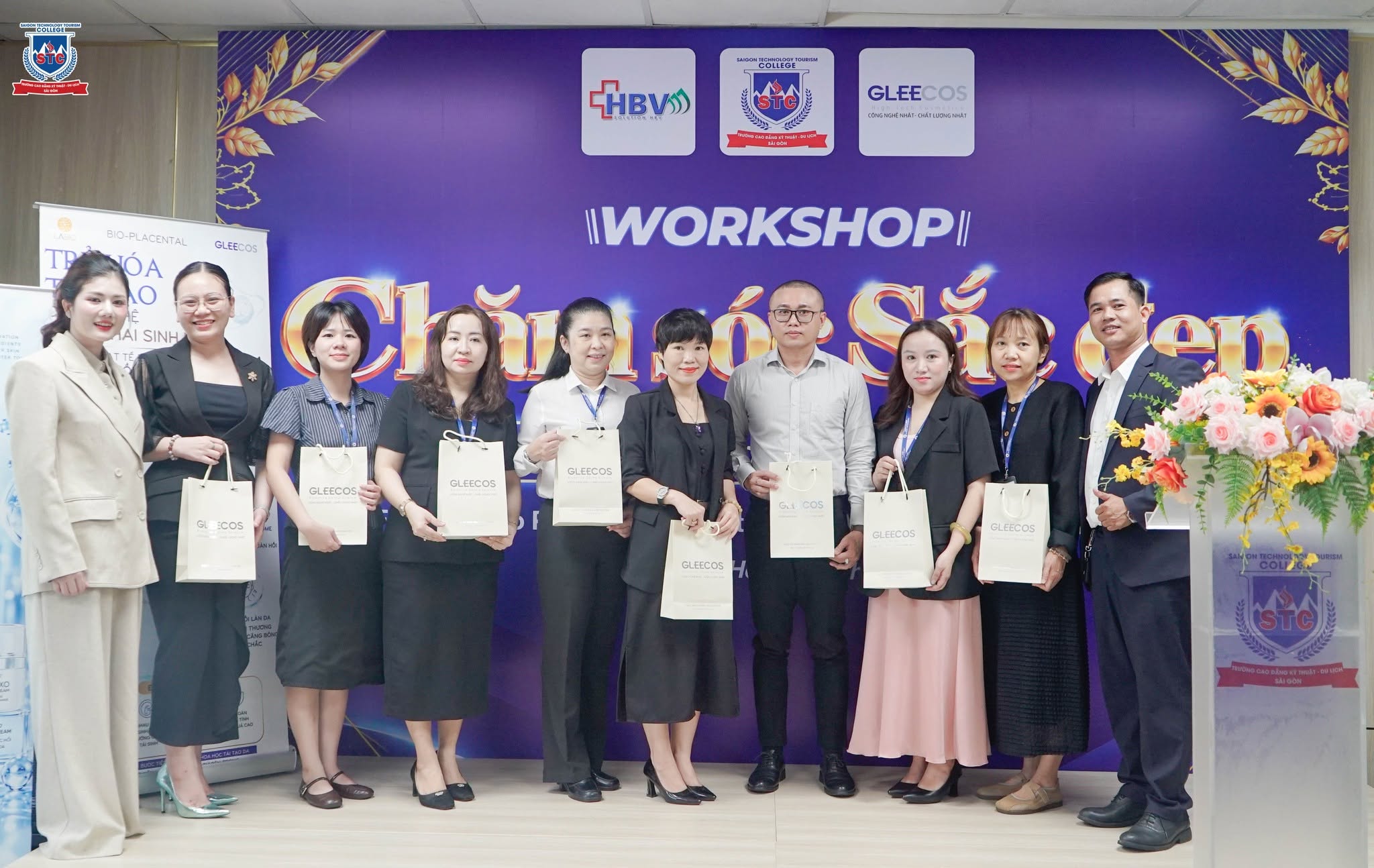 Đại diện Nhà trường, khách mời và sinh viên chụp ảnh lưu niệm sau workshop