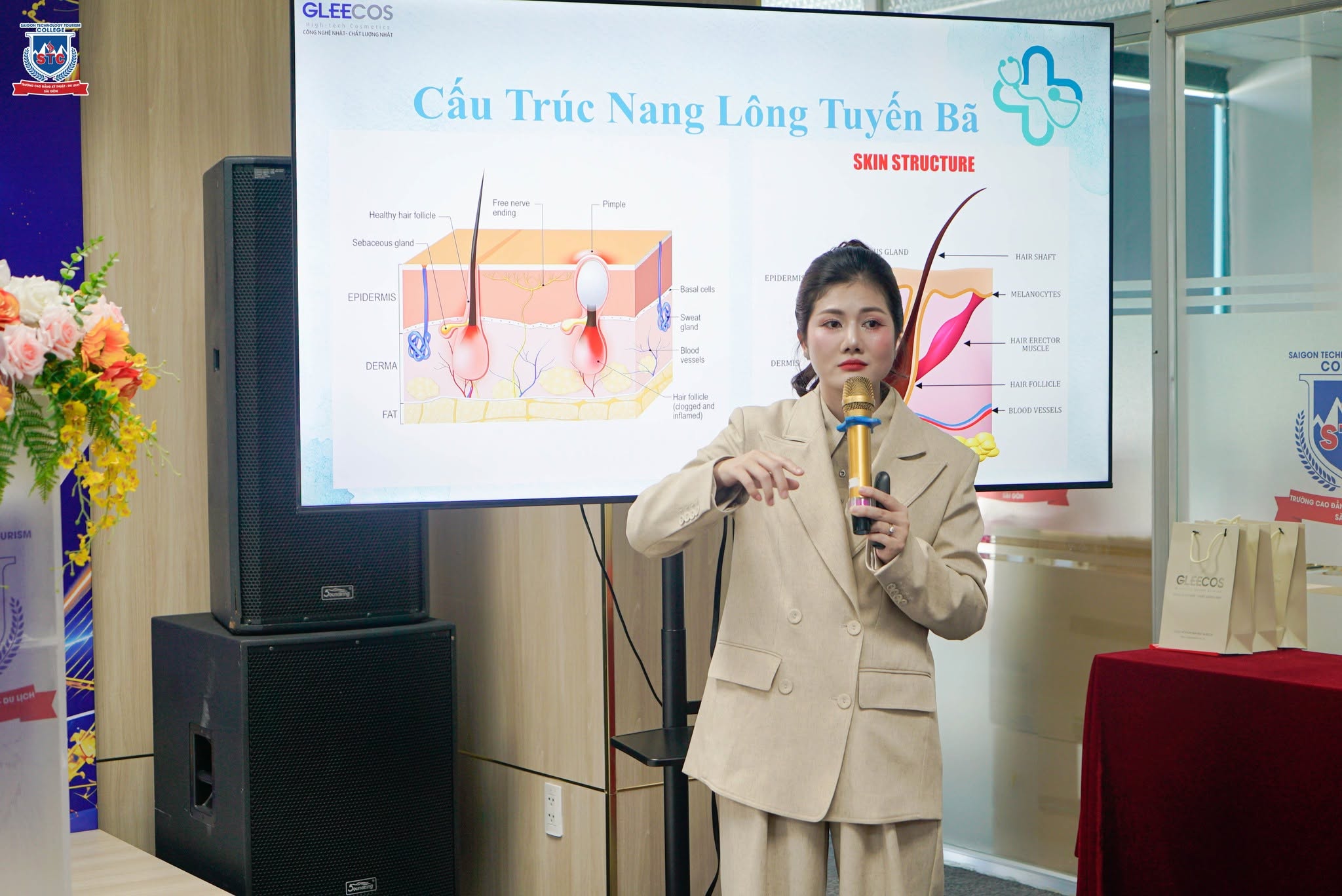 Diễn giả chia sẻ kiến thức chuyên môn về chăm sóc da mụn