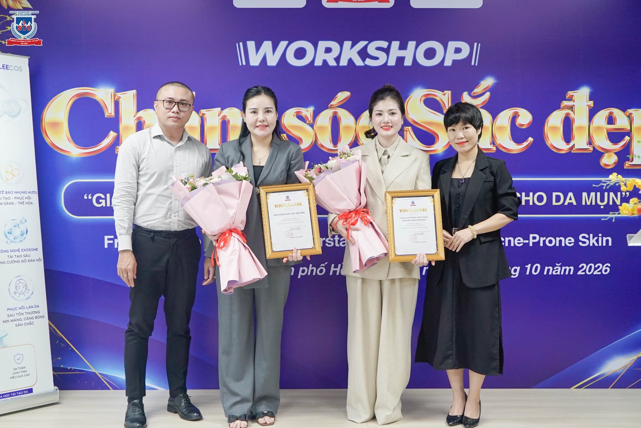 Đại diện Nhà trường, khách mời và sinh viên giao lưu tại chương trình