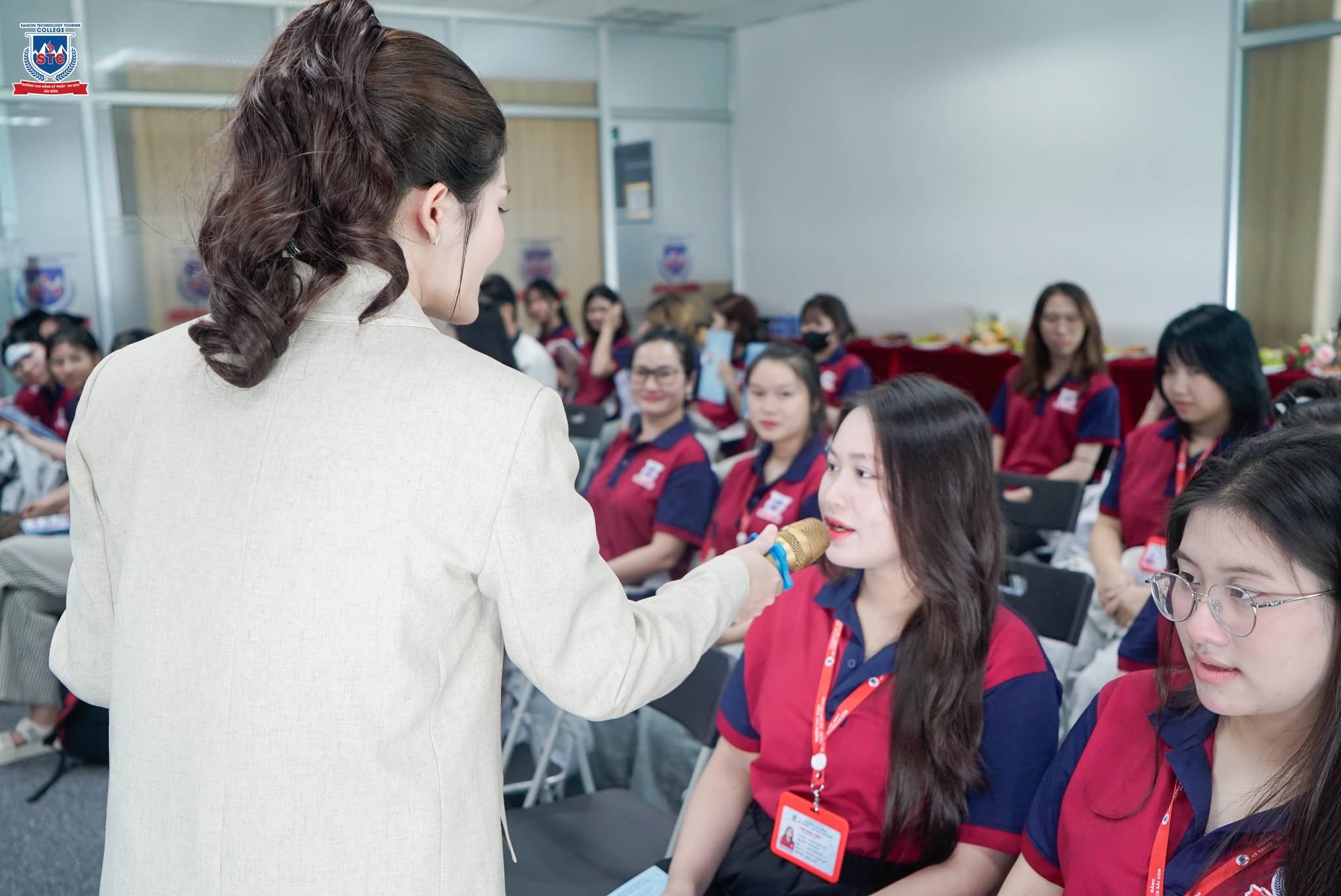 Diễn giả hướng dẫn sinh viên tìm hiểu bảng thành phần mỹ phẩm